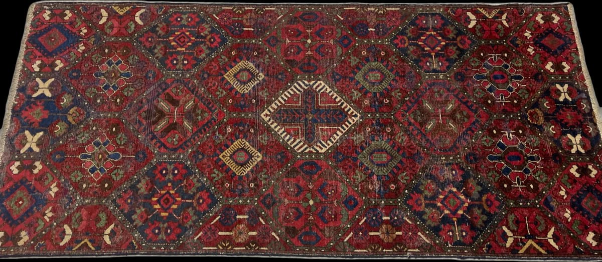 Tapis persan bakhtiari, oriental, 105x220 cm, principalement rouge et bleu — Perspective