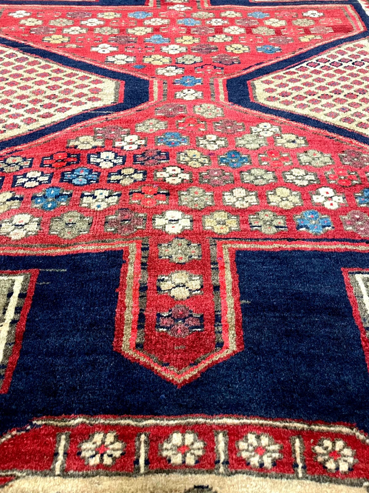Tapis persan Meshginshahr, oriental, 116x134 cm, principalement rouge — Gros plan de la texture
