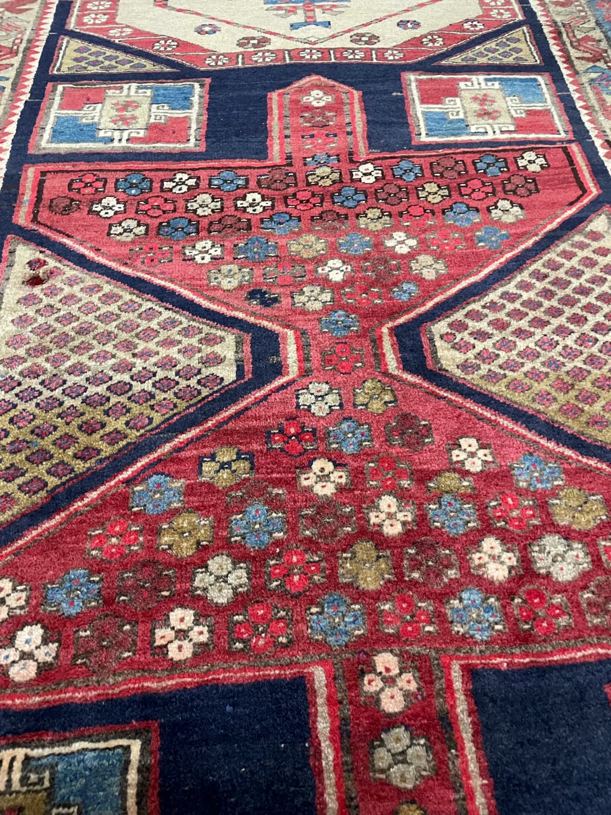 Perserteppich Meshginshahr, orientalisch, 111x143 cm, überwiegend in Rot und Blau — Nahaufnahme der Textur