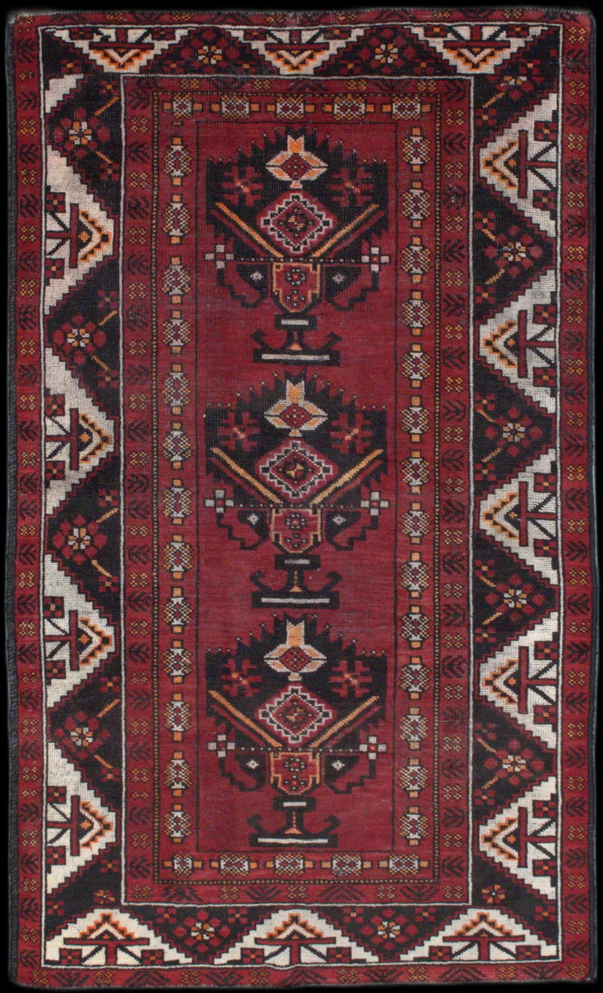 alfombra persa en dimensiones 221 centímetros de largo por 125 centímetros de ancho con colores principalmente rojo