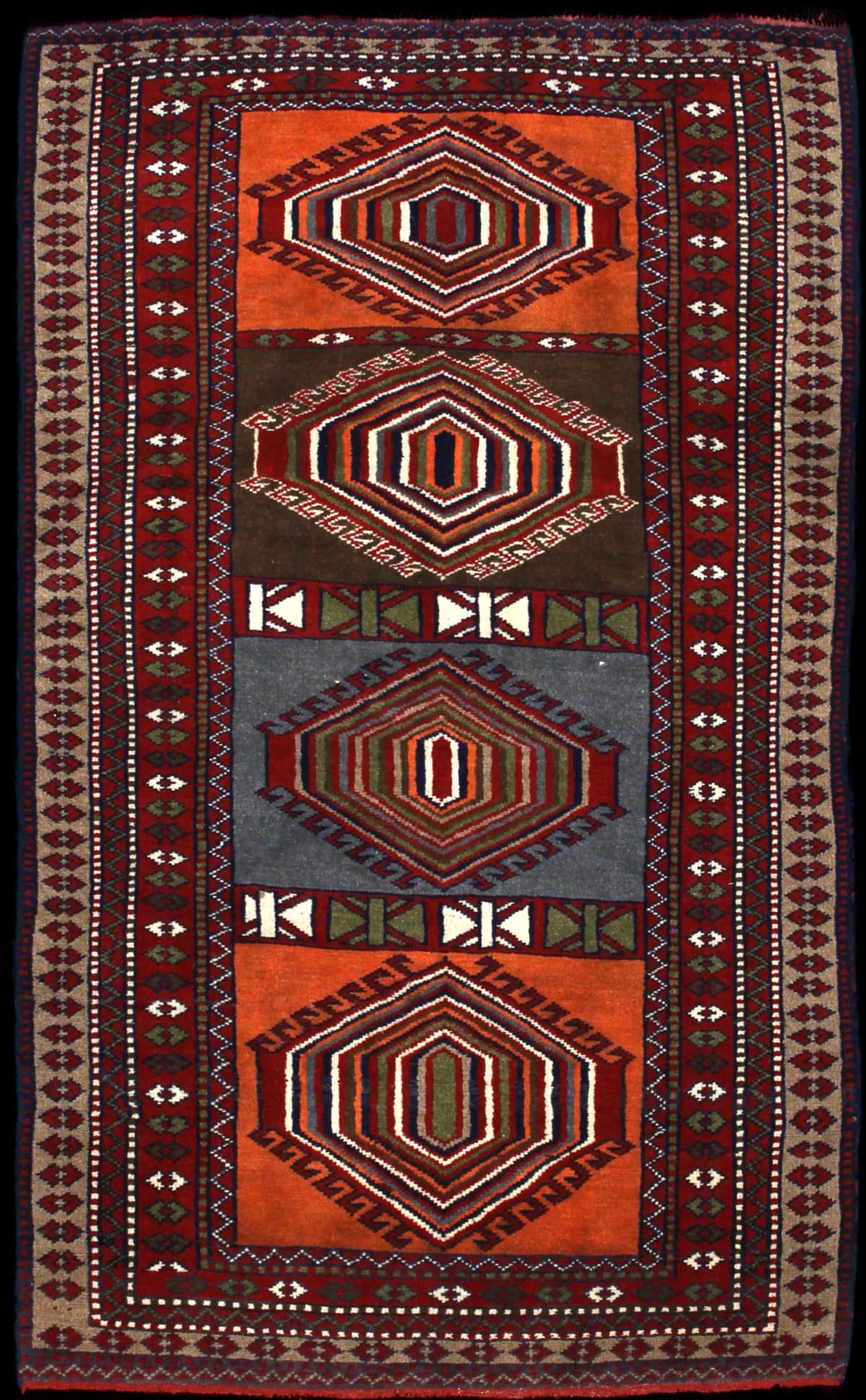 Persian rug of Quchan style in dimensions 175 centimeters length by 105 centimeters width with mainly red and orange colors