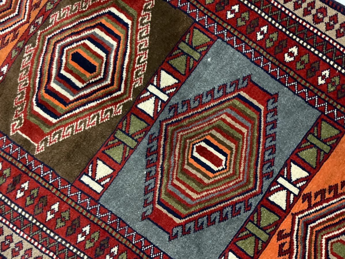 Perserteppich Quchan, orientalisch, 105x175 cm, überwiegend in Rot und Orange — Nahaufnahme der Textur