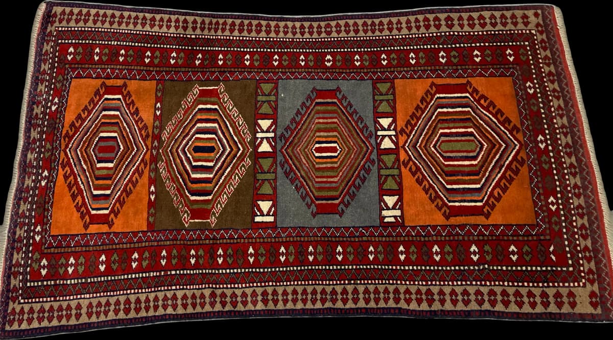 Perserteppich Quchan, orientalisch, 105x175 cm, überwiegend in Rot und Orange — Perspektive