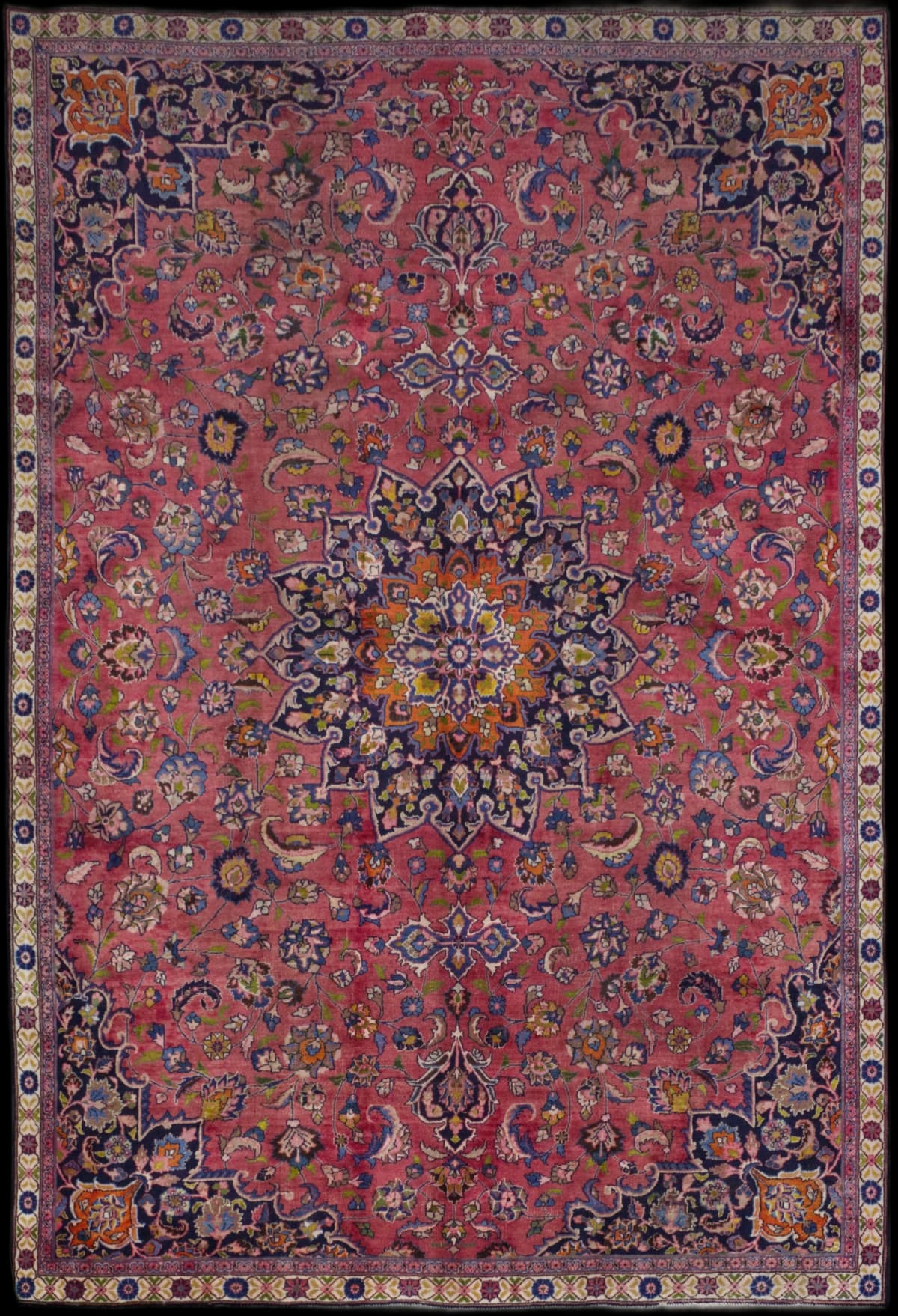 alfombra persa de estilo alfombra floral en dimensiones 315 centímetros de largo por 215 centímetros de ancho con colores principalmente rosa