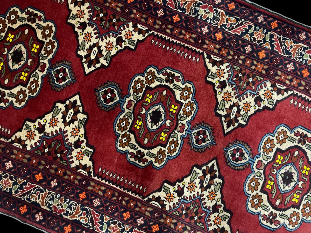 Perserteppich Belutsch, orientalisch, 111x198 cm, überwiegend in Rot — Perspektive