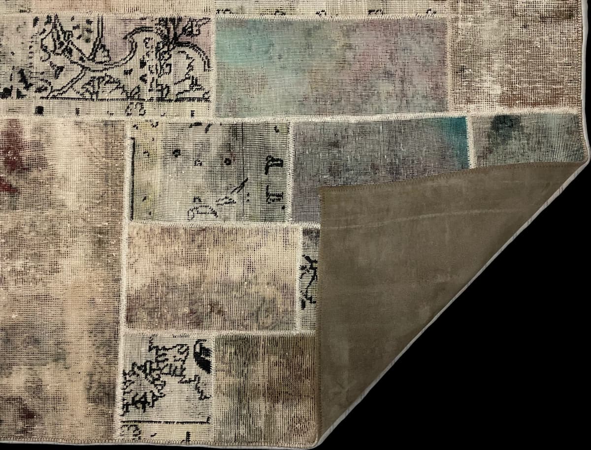 Persischer Patchwork-Teppich Rey, 123x180 cm, überwiegend in Beige und Grün — Gefaltet