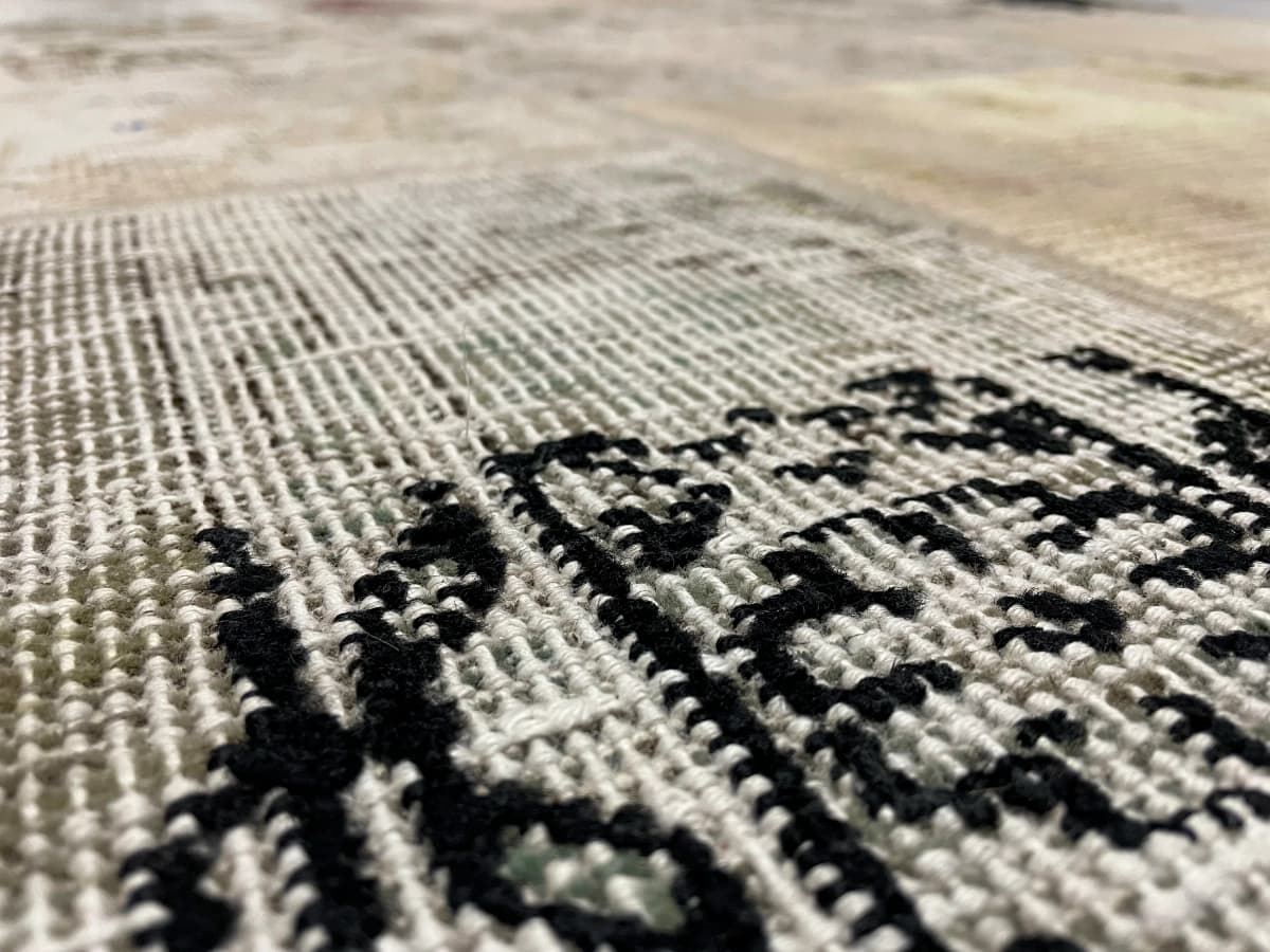 Persischer Patchwork-Teppich Rey, 150x200 cm, überwiegend in Beige und Weiß — Nahaufnahme der Textur