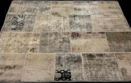 Persischer Patchwork-Teppich Rey, 150x200 cm, überwiegend in Beige und Weiß — Perspektive