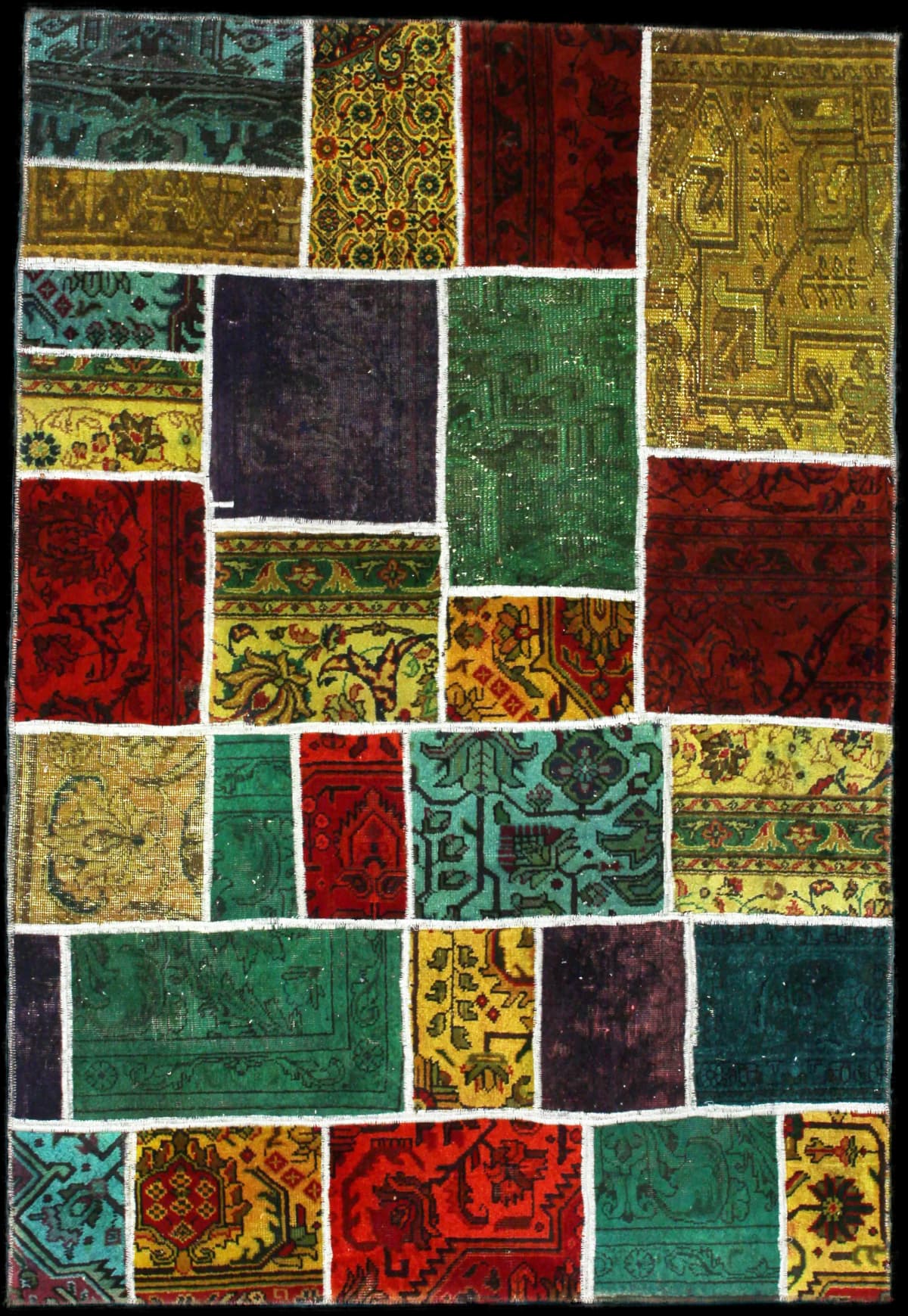 alfombra persa de estilo patchwork en dimensiones 200 centímetros de largo por 136 centímetros de ancho con colores principalmente rojo y verde