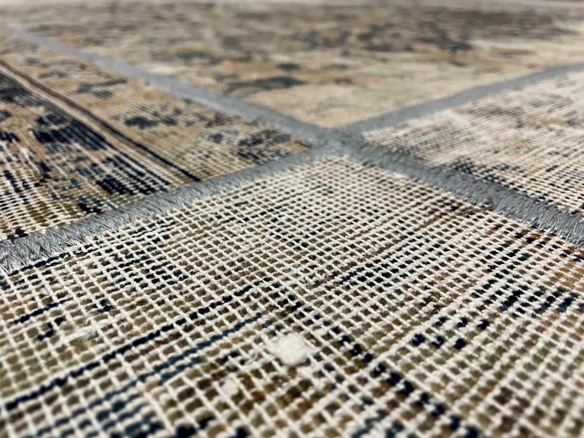 Persischer Patchwork-Teppich Rey, 160x178 cm, überwiegend in Beige und Weiß — Nahaufnahme der Textur