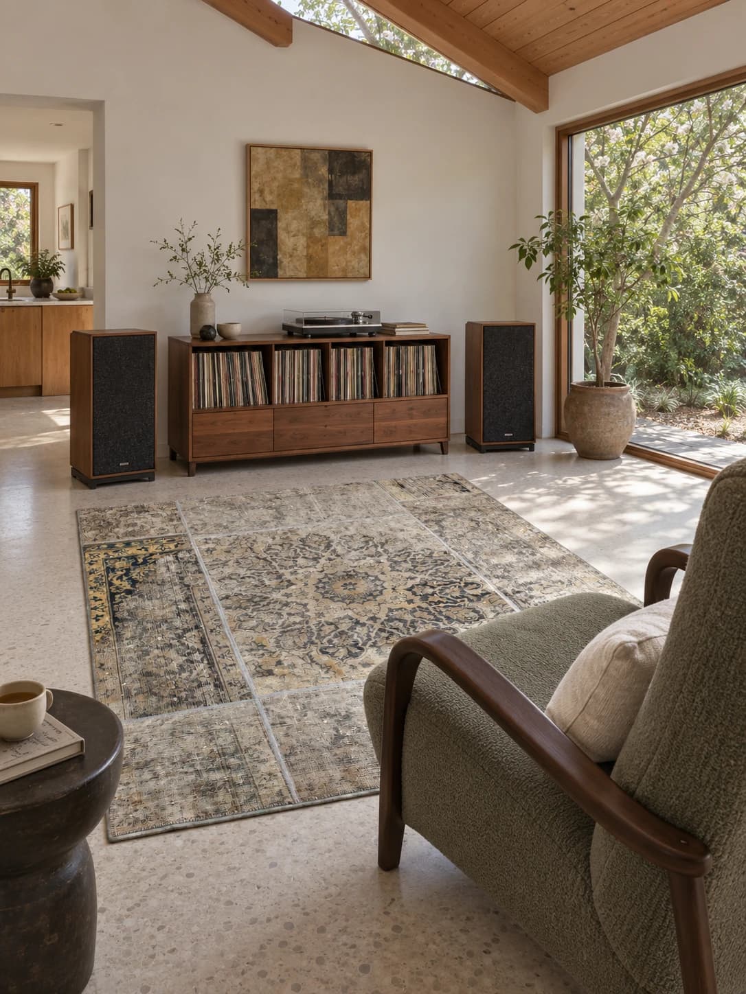 Persischer Patchwork-Teppich Rey, 160x178 cm, überwiegend in Beige und Weiß — Im Raum