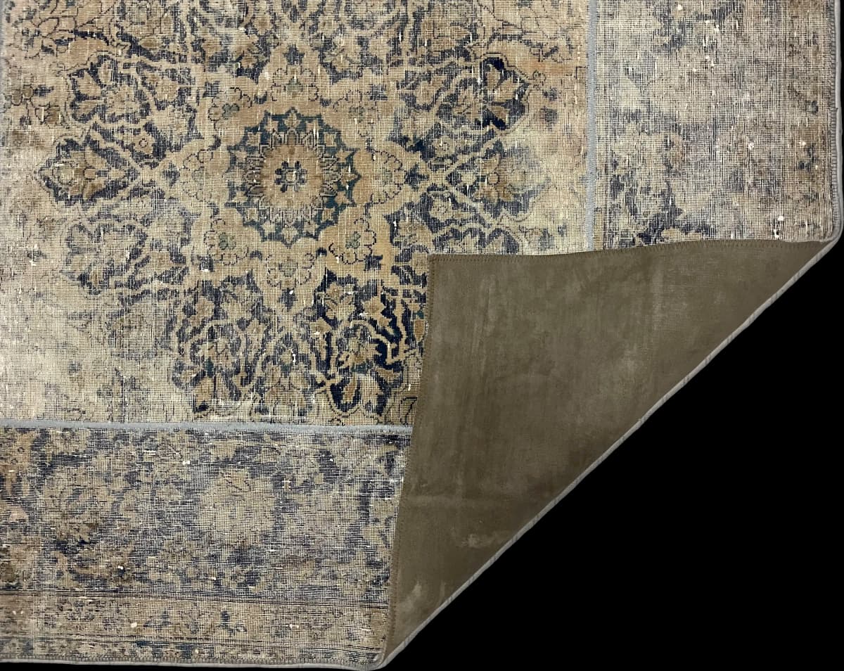 Persischer Patchwork-Teppich Rey, 160x178 cm, überwiegend in Beige und Weiß — Gefaltet