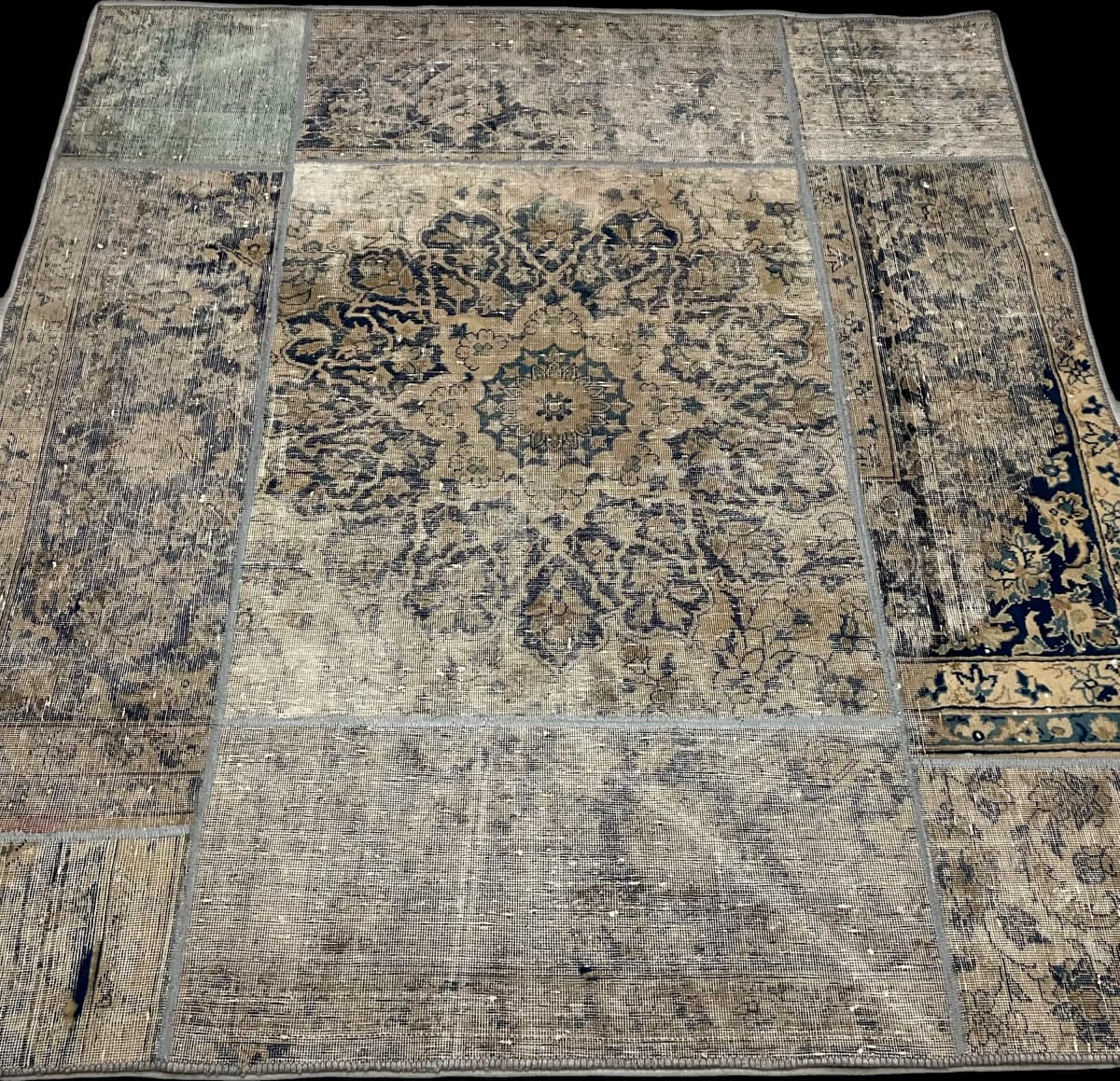 Persischer Patchwork-Teppich Rey, 160x178 cm, überwiegend in Beige und Weiß — Perspektive