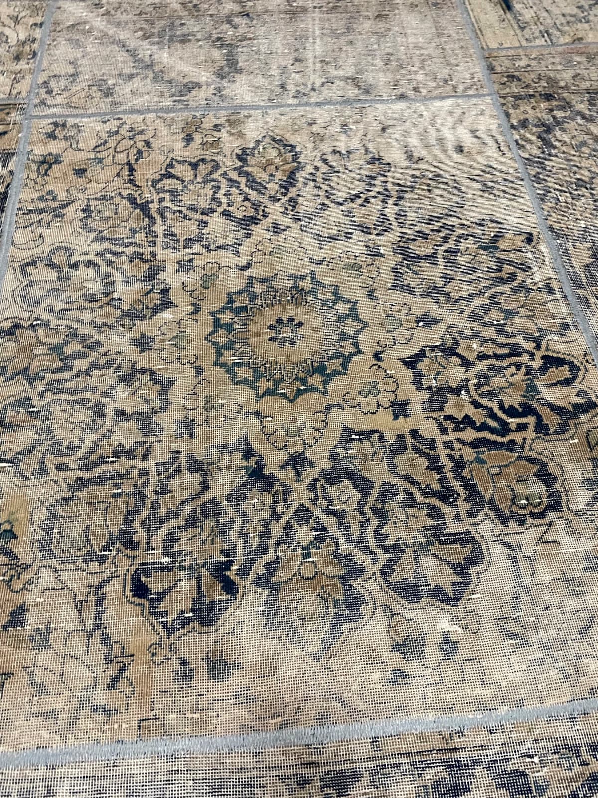 Persischer Patchwork-Teppich Rey, 160x178 cm, überwiegend in Beige und Weiß — Perspektive