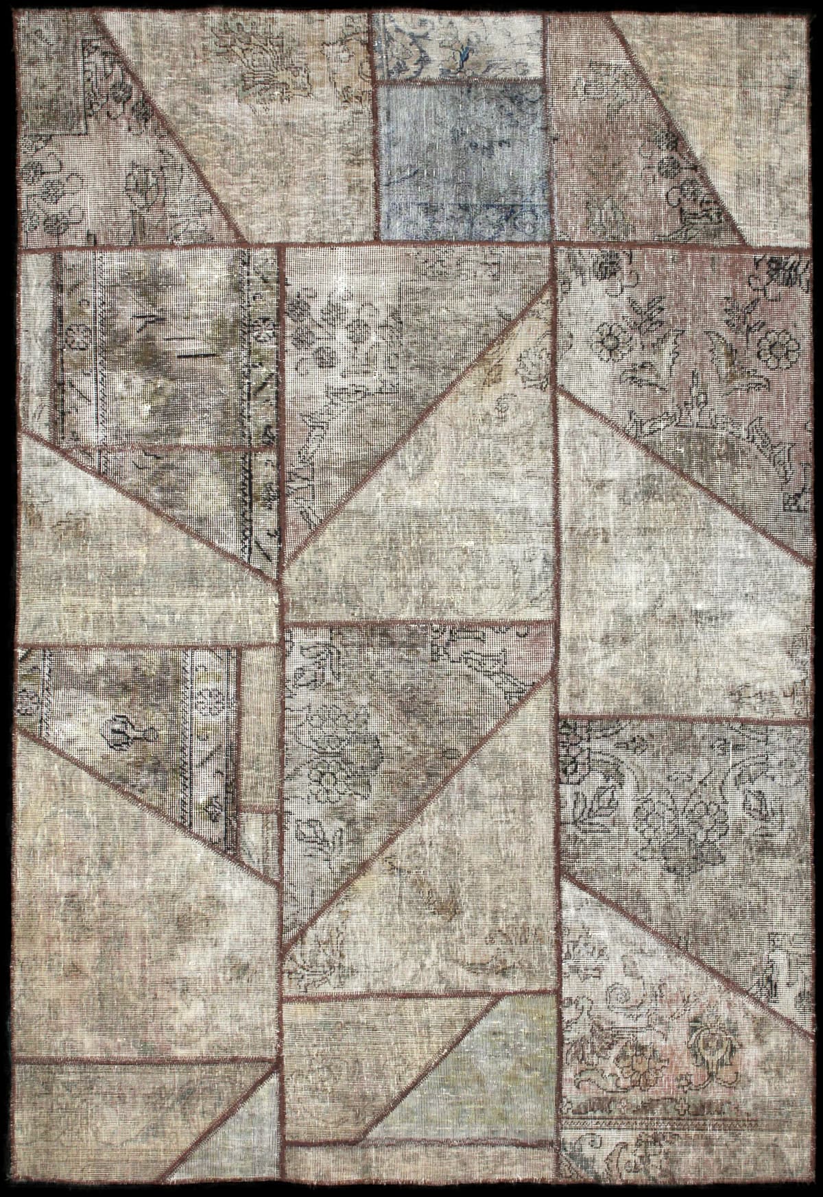 alfombra persa de estilo patchwork en dimensiones 238 centímetros de largo por 160 centímetros de ancho con colores principalmente beige y marrón