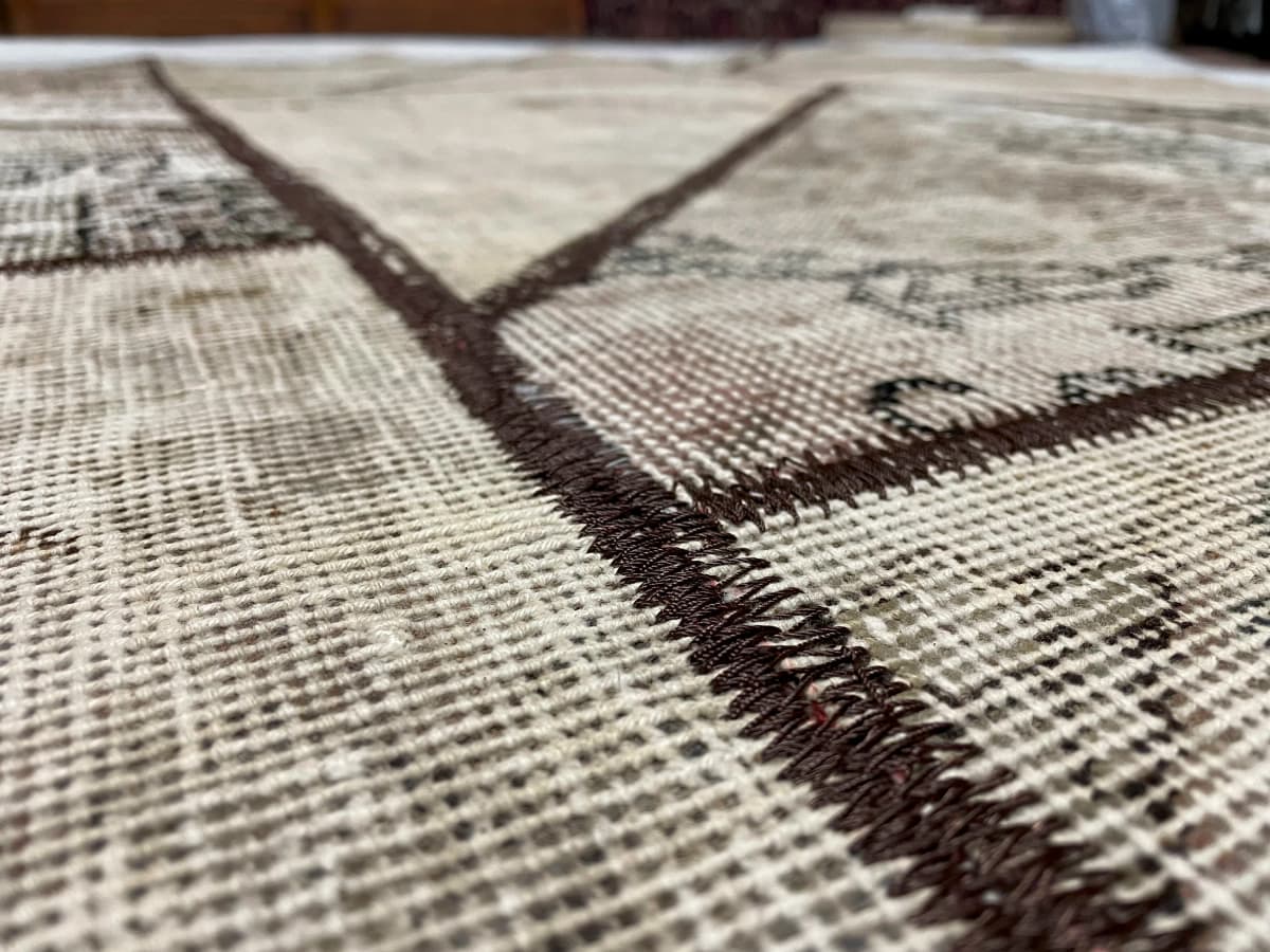 Persischer Patchwork-Teppich Rey, 160x238 cm, überwiegend in Beige und Braun — Nahaufnahme der Textur