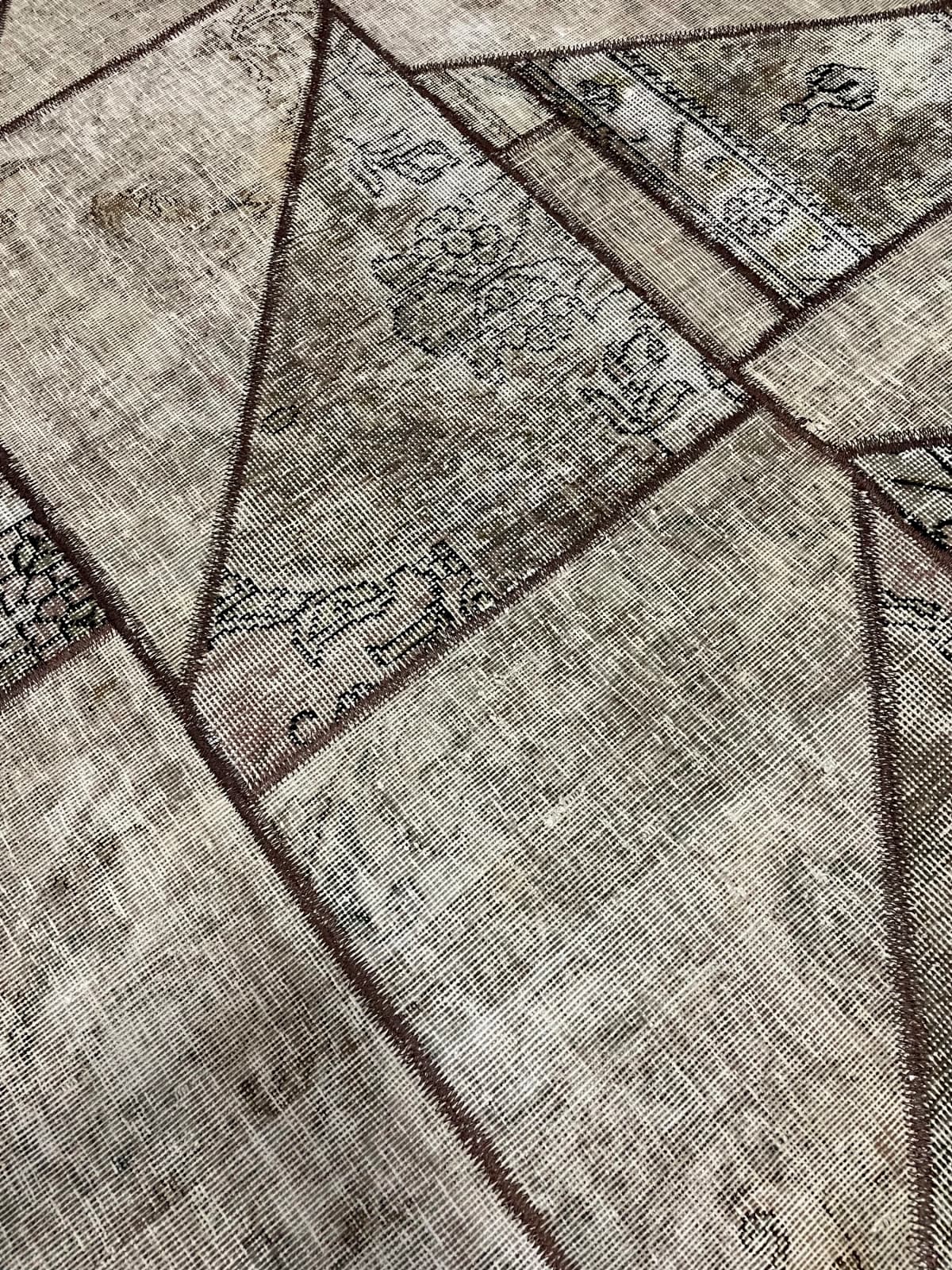 Persischer Patchwork-Teppich Rey, 160x238 cm, überwiegend in Beige und Braun — Nahaufnahme der Textur