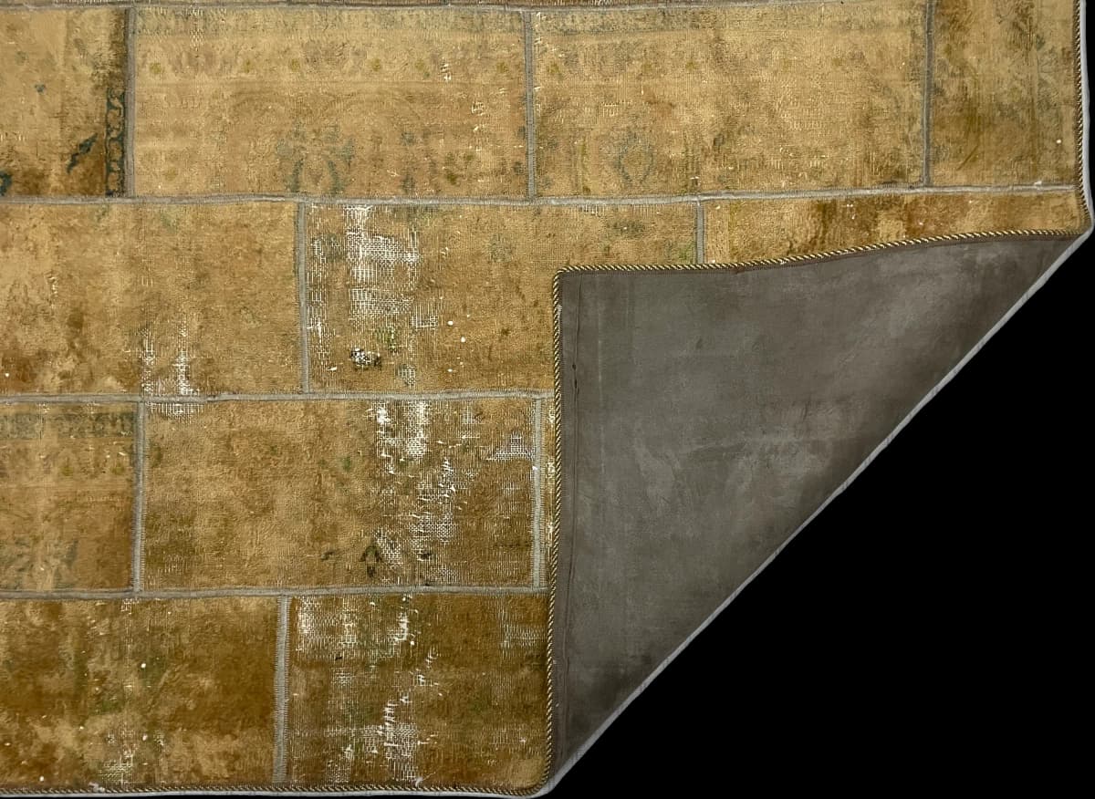 Persischer Patchwork-Teppich Rey, 150x202 cm, überwiegend in Gelb — Gefaltet
