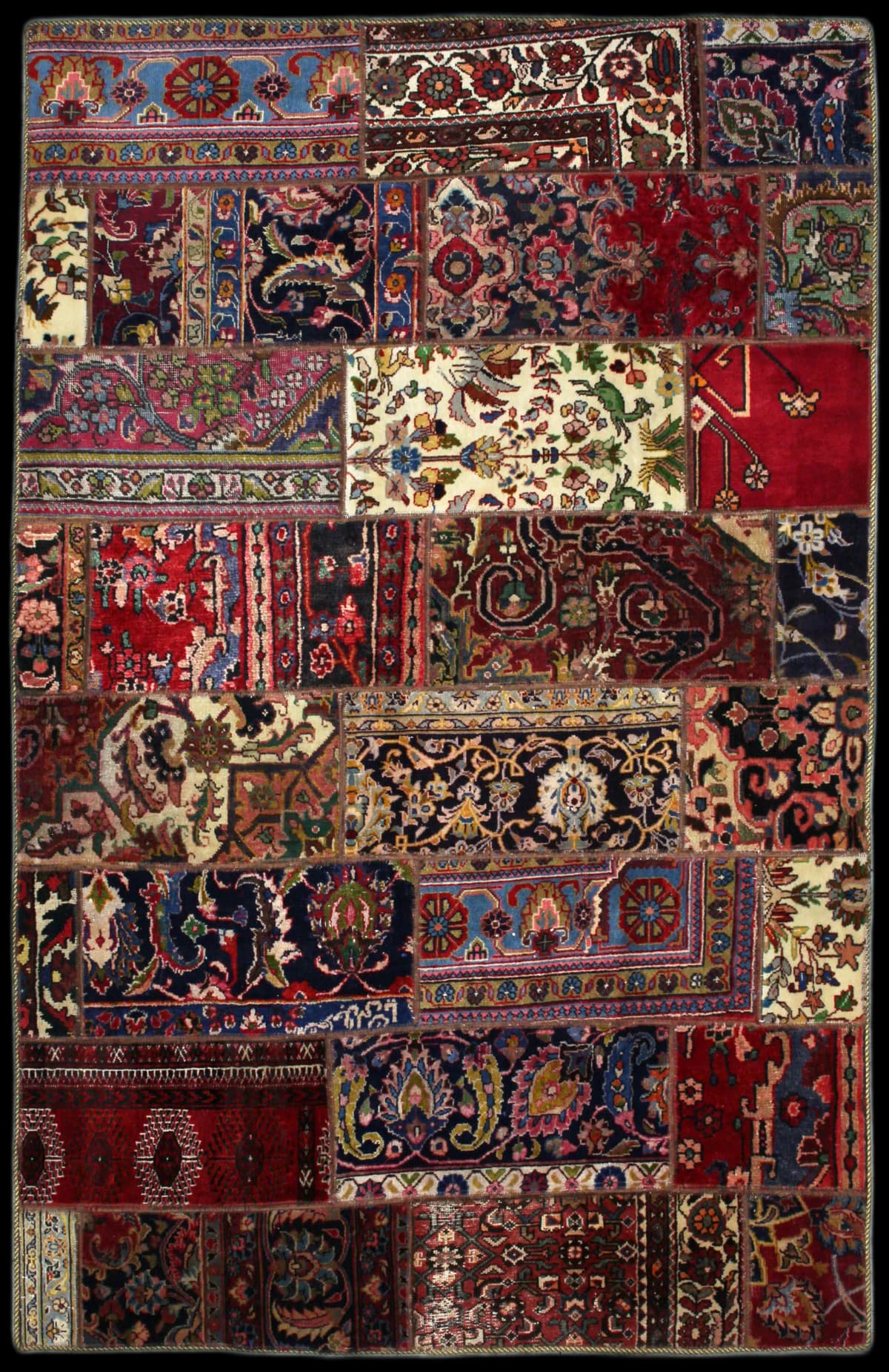alfombra persa de estilo patchwork en dimensiones 236 centímetros de largo por 152 centímetros de ancho con colores principalmente rojo y amarillo