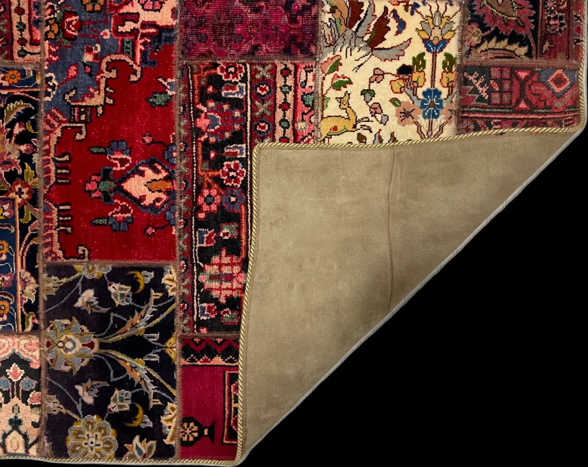 Persischer Patchwork-Teppich Rey, 151x235 cm, überwiegend in Rot — Gefaltet