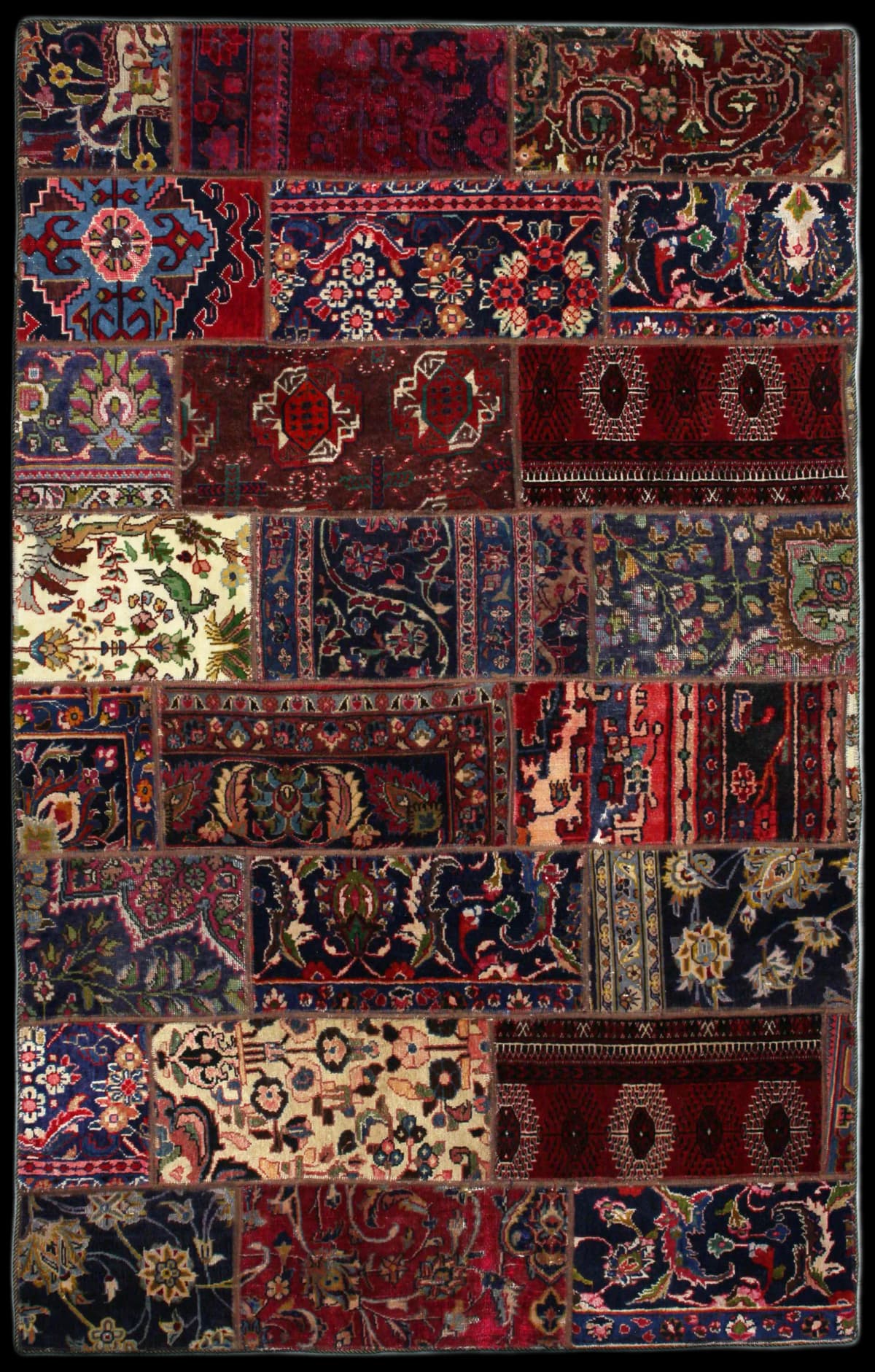 alfombra persa de estilo sumak en dimensiones 237 centímetros de largo por 150 centímetros de ancho con colores principalmente rojo