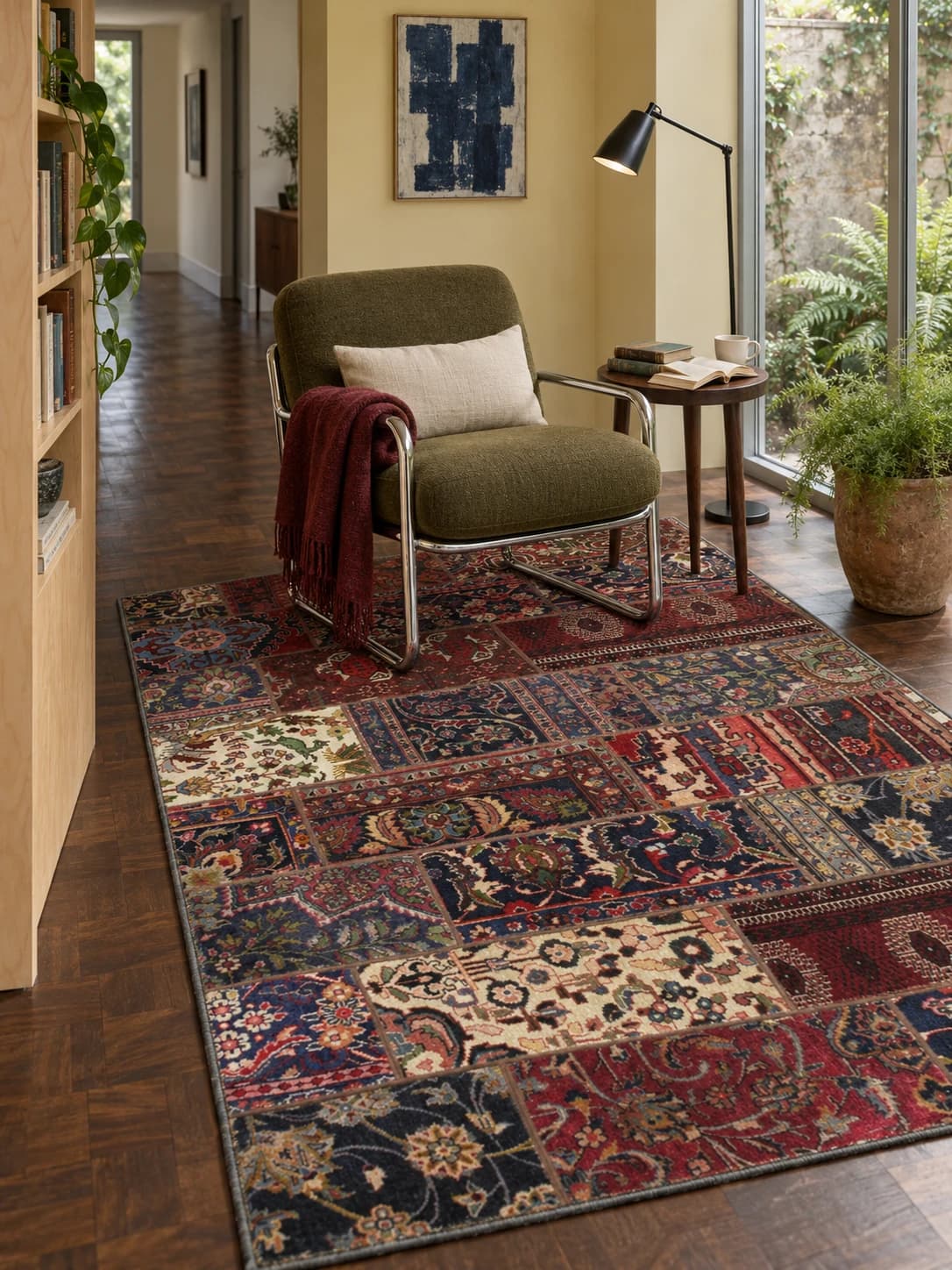 Persischer Patchwork-Kelim-Sumak-Teppich, 150x237 cm, überwiegend in Rot — Im Raum