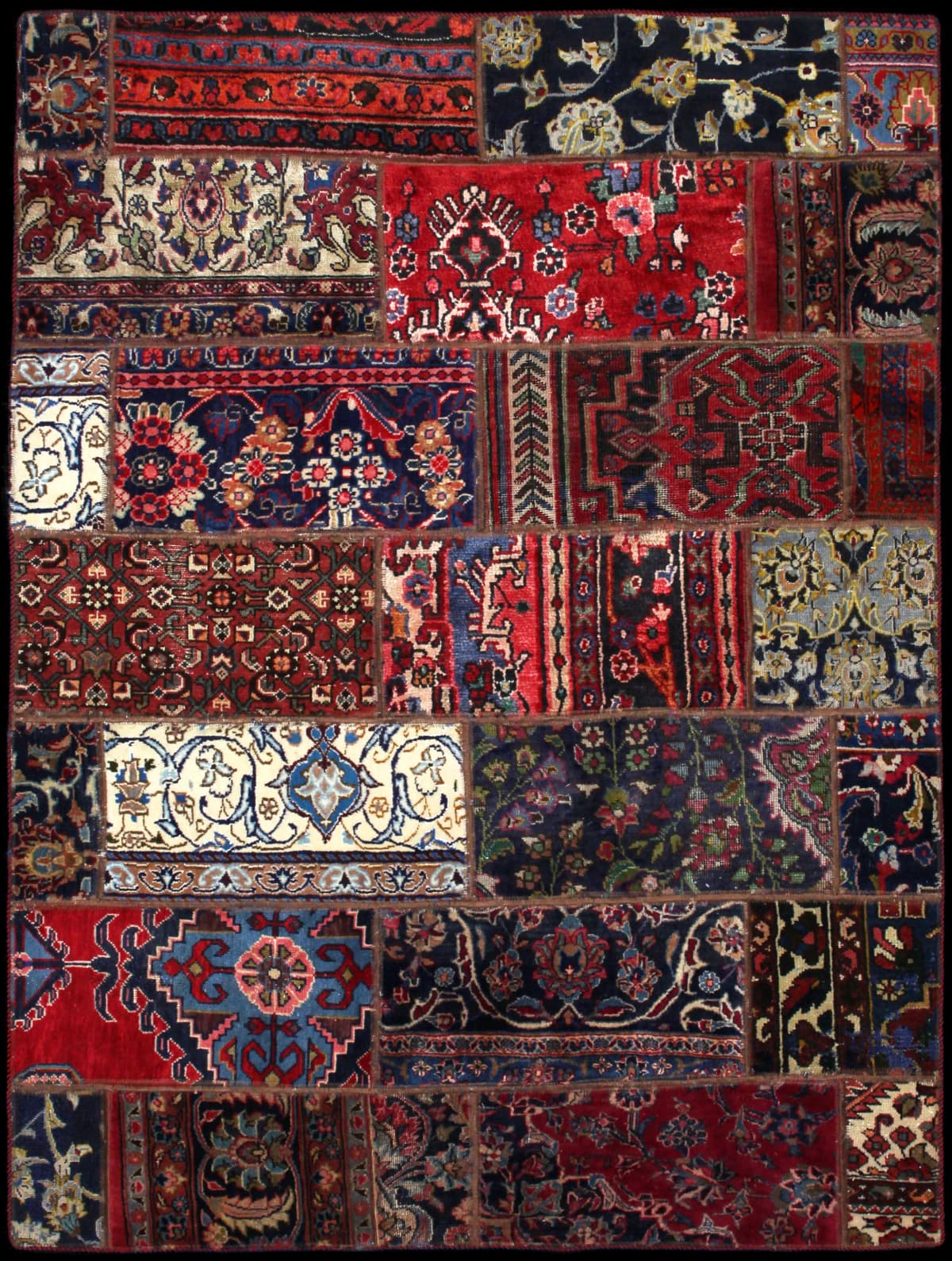 alfombra persa de estilo patchwork en dimensiones 202 centímetros de largo por 152 centímetros de ancho con colores principalmente rojo y azul