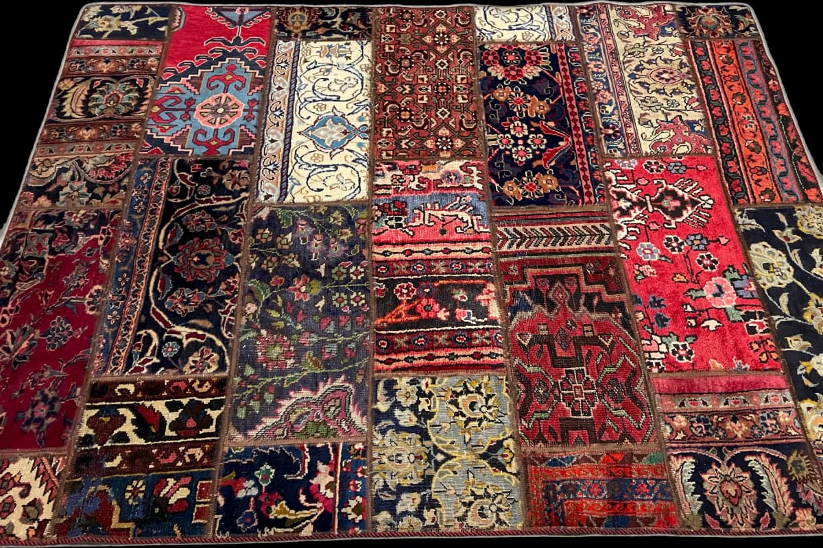 Tapis patchwork persan Rey, 152x202 cm, principalement rouge et bleu — Perspective