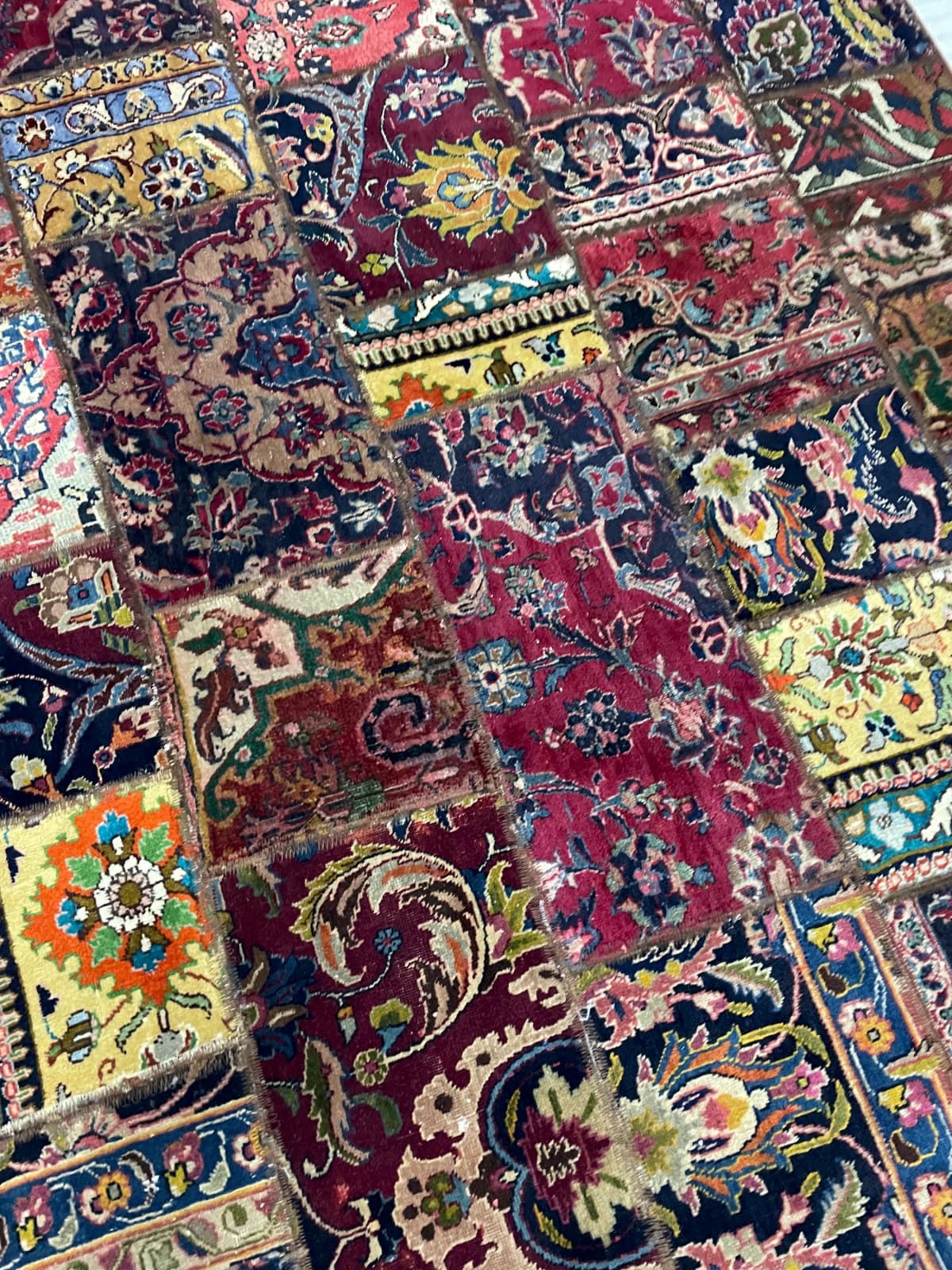 Persischer Patchwork-Teppich Rey, 150x200 cm, überwiegend in Rot — Perspektive