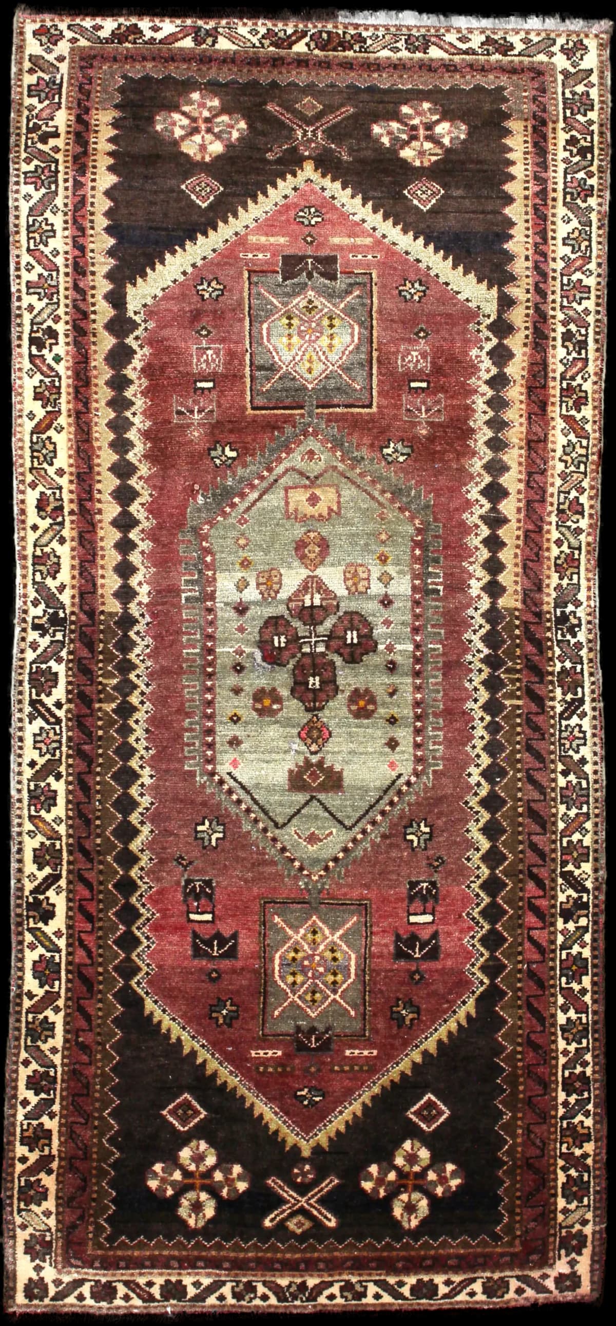 persischer Teppich im Zanjan Stil in den Maßen 215 Zentimeter Länge mal 100 Zentimeter Breite mit überwiegend grün und braun Farben