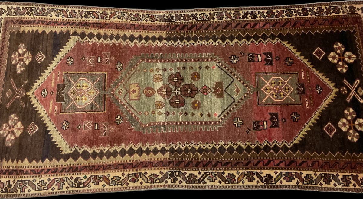 Perserteppich Zanjan, orientalisch, 100x215 cm, überwiegend in Grün und Braun — Perspektive