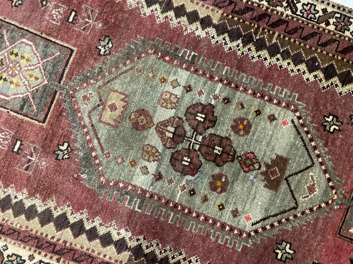 Perserteppich Zanjan, orientalisch, 100x215 cm, überwiegend in Grün und Braun — Perspektive