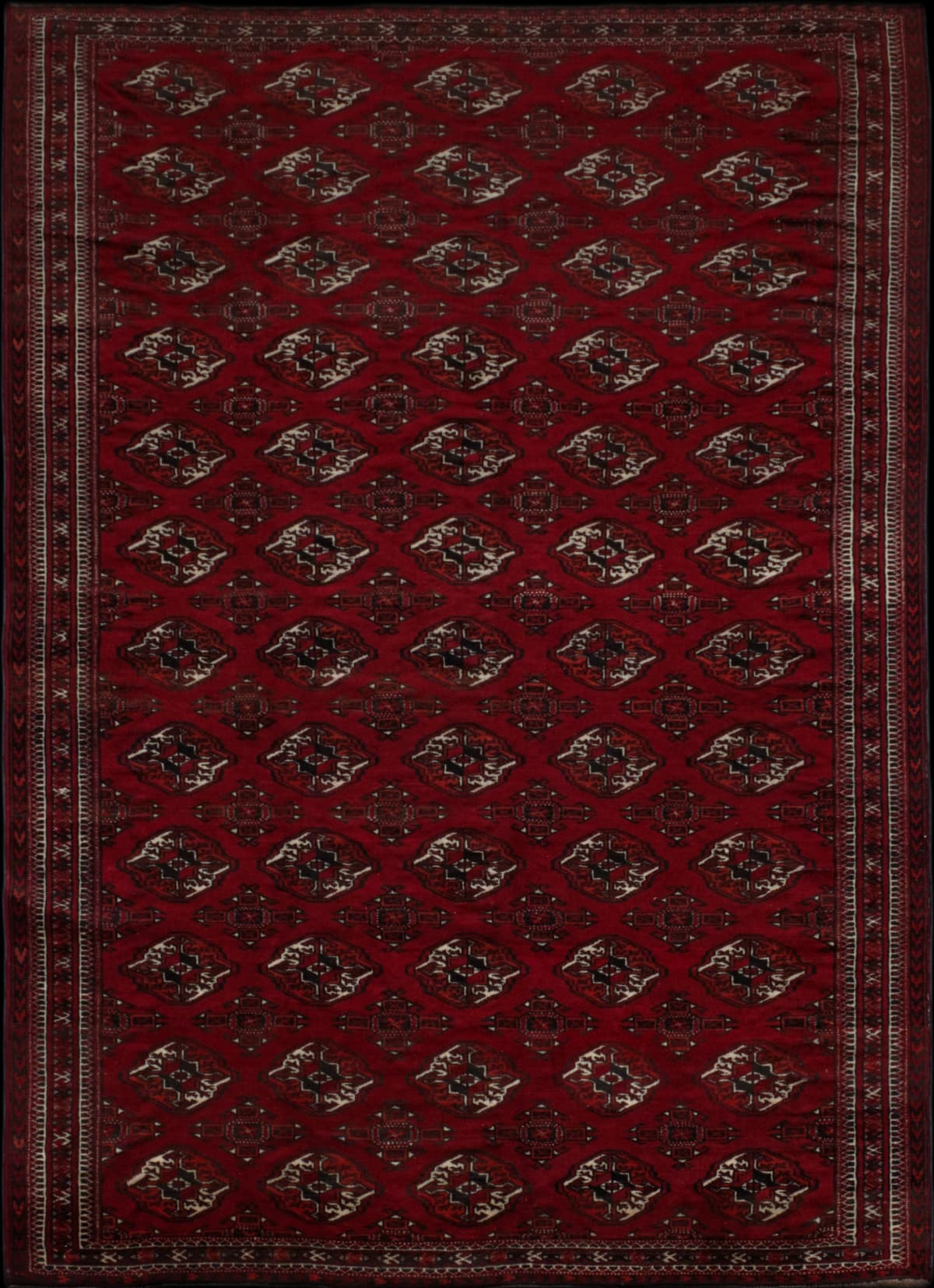 alfombra persa en dimensiones 268 centímetros de largo por 173 centímetros de ancho con colores principalmente rojo