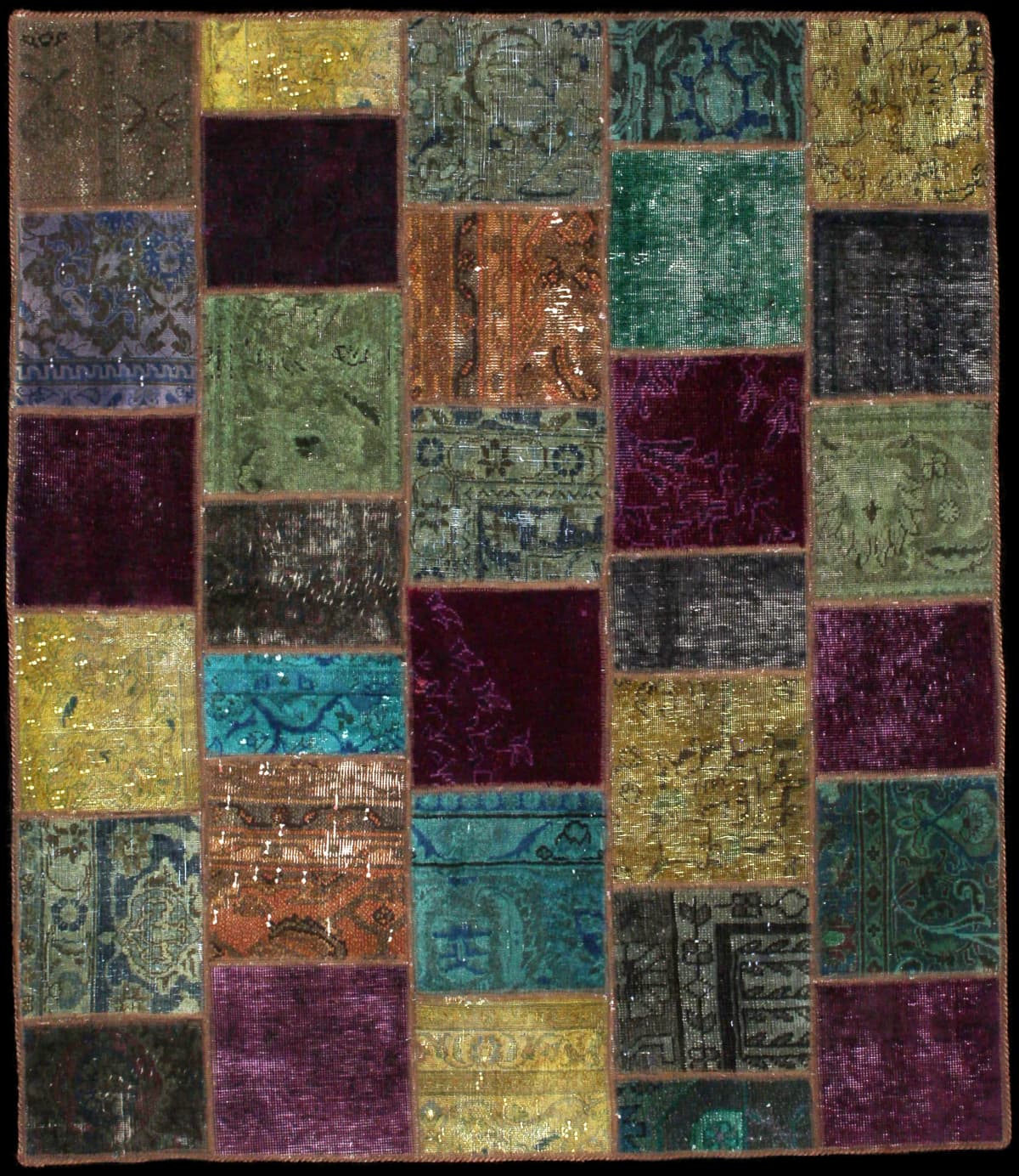 alfombra persa de estilo patchwork en dimensiones 172 centímetros de largo por 150 centímetros de ancho con colores principalmente verde y morado