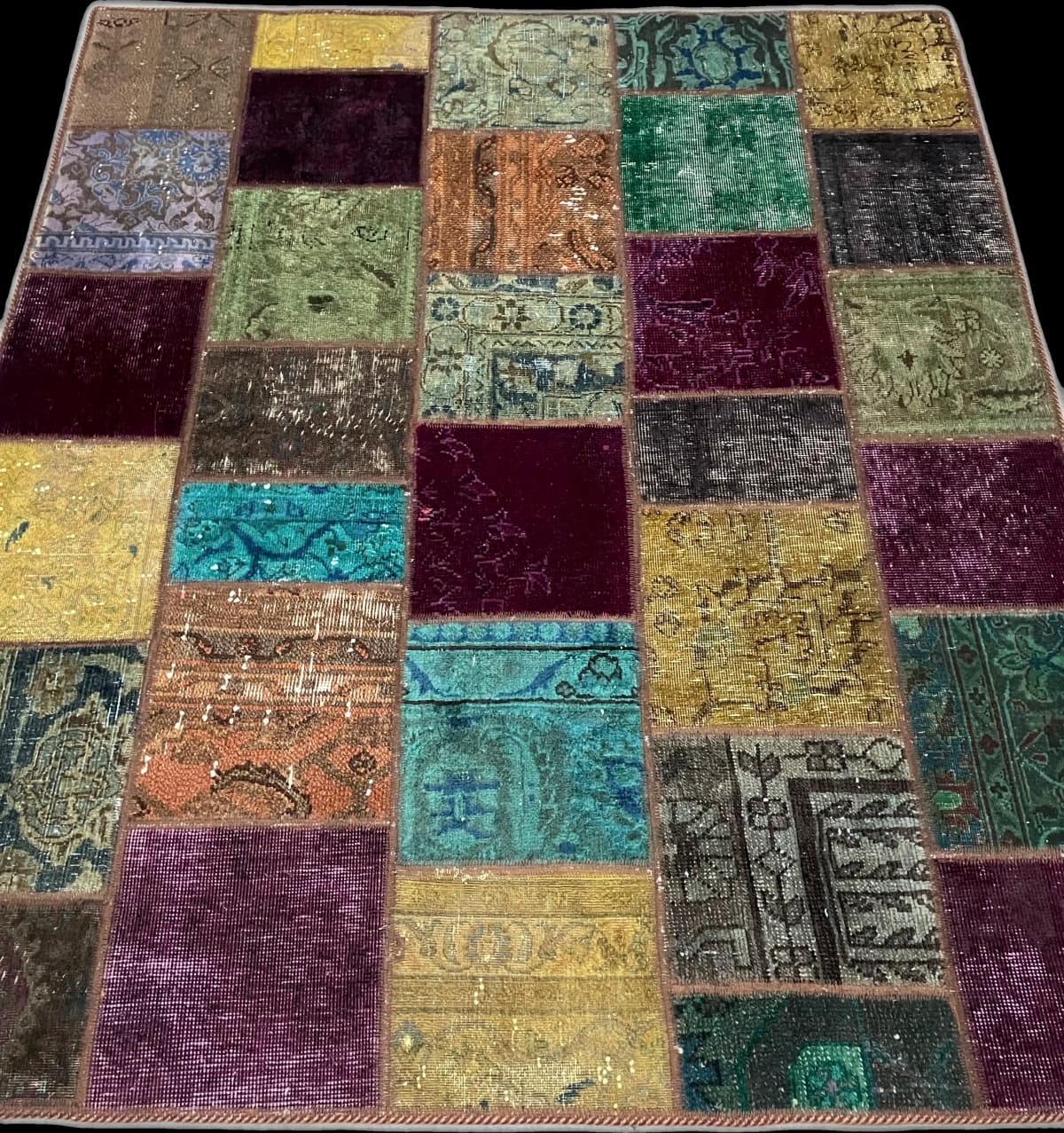 Persischer Patchwork-Teppich Rey, 150x172 cm, überwiegend in Grün und Lila — Perspektive