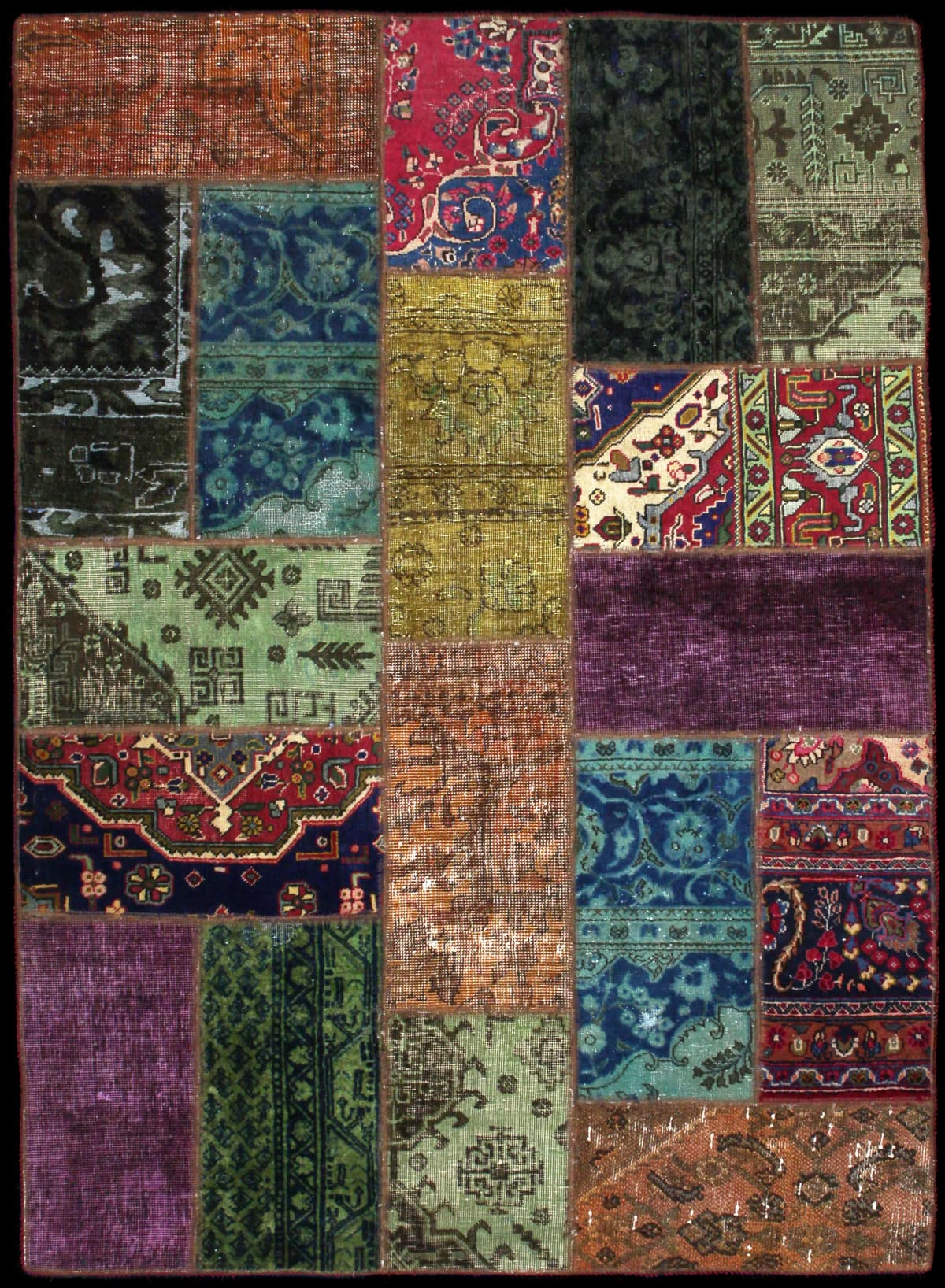 alfombra persa de estilo patchwork en dimensiones 207 centímetros de largo por 150 centímetros de ancho con colores principalmente verde y colorido