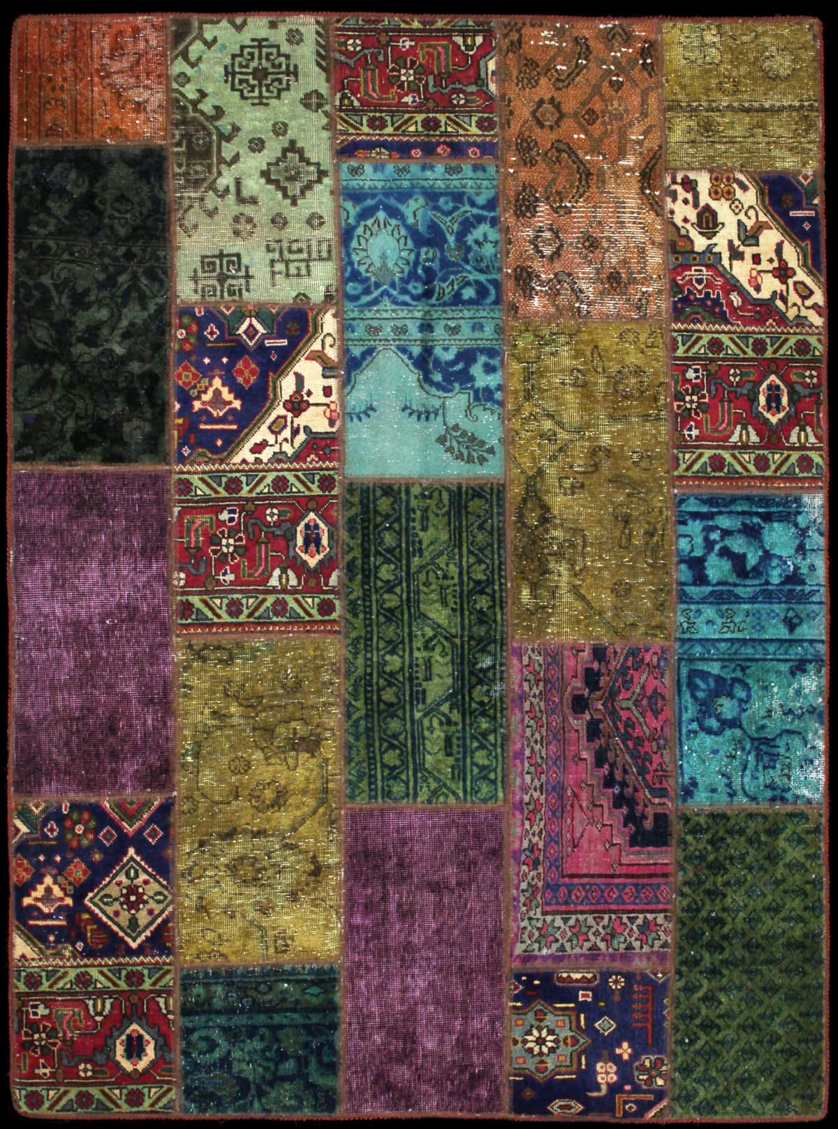 alfombra persa de estilo patchwork en dimensiones 207 centímetros de largo por 152 centímetros de ancho con colores principalmente verde y morado