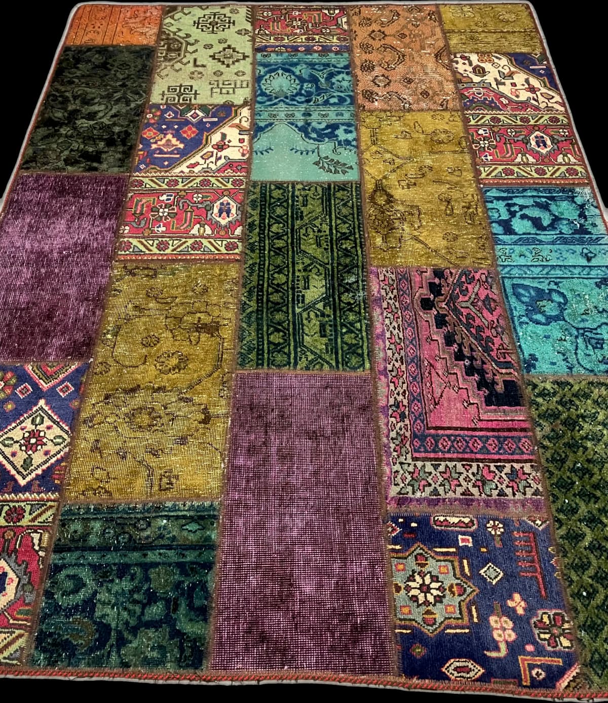 Persischer Patchwork-Teppich Rey, 152x207 cm, überwiegend in Grün und Lila — Perspektive
