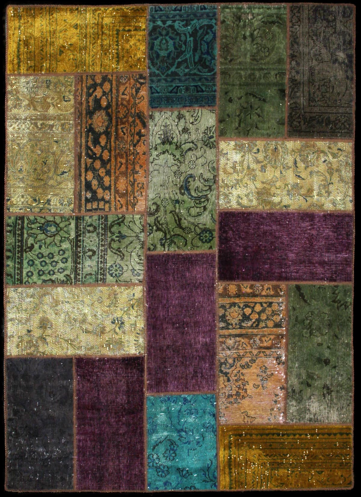 alfombra persa de estilo patchwork en dimensiones 210 centímetros de largo por 152 centímetros de ancho con colores principalmente colorido
