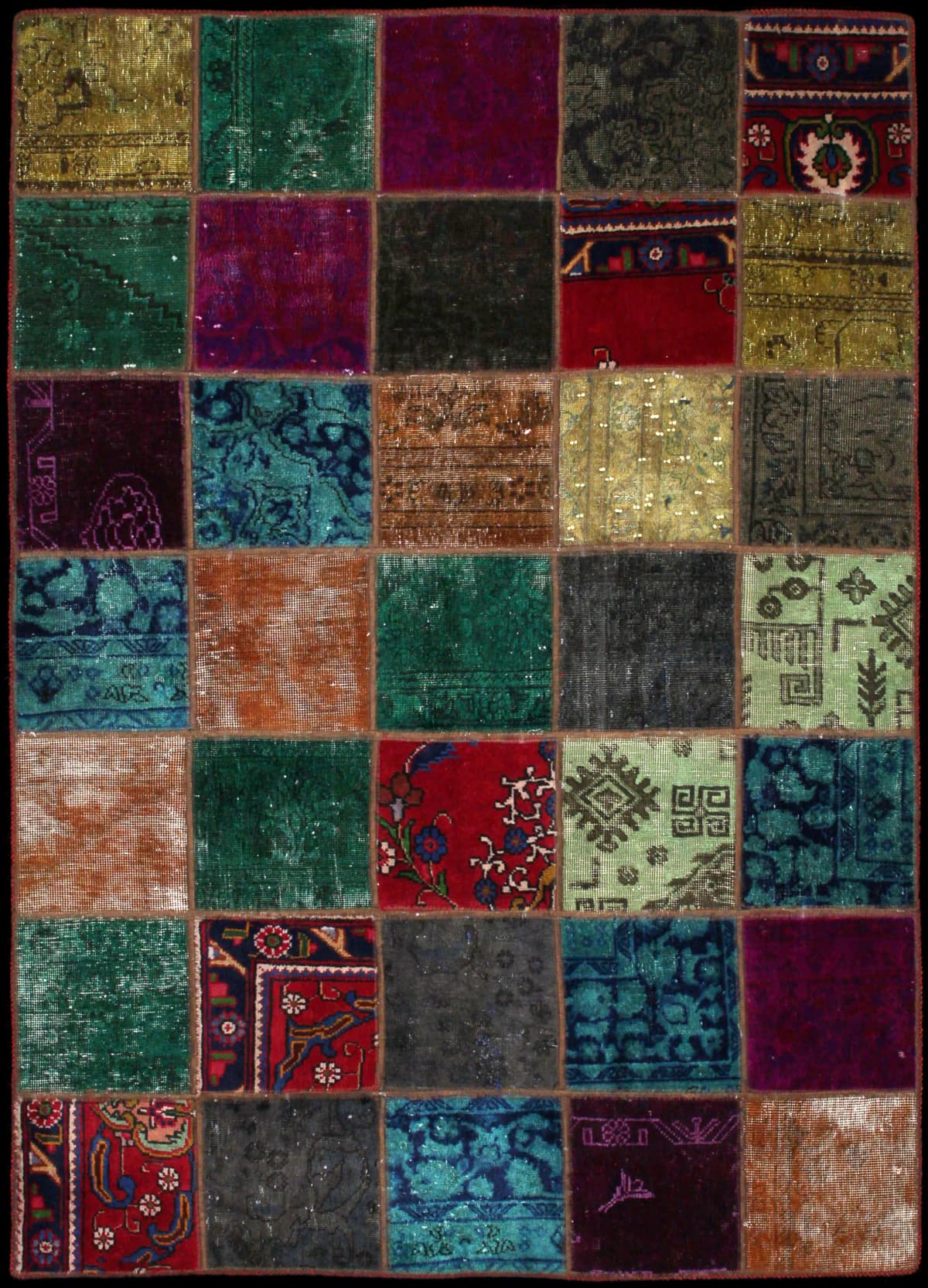 alfombra persa de estilo patchwork en dimensiones 210 centímetros de largo por 152 centímetros de ancho