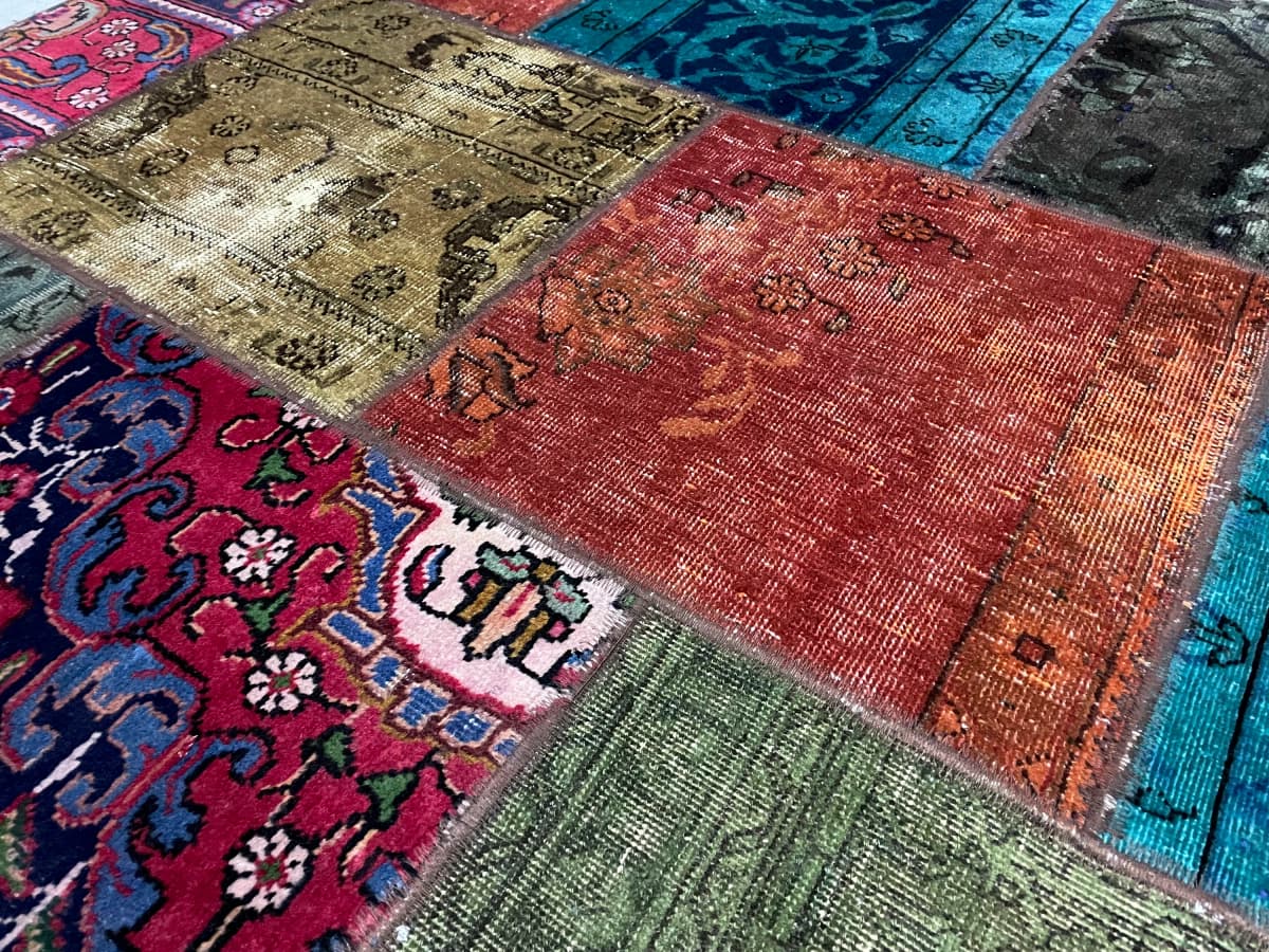 Tapis patchwork persan Rey, 152x202 cm, multicolore — Gros plan de la texture
