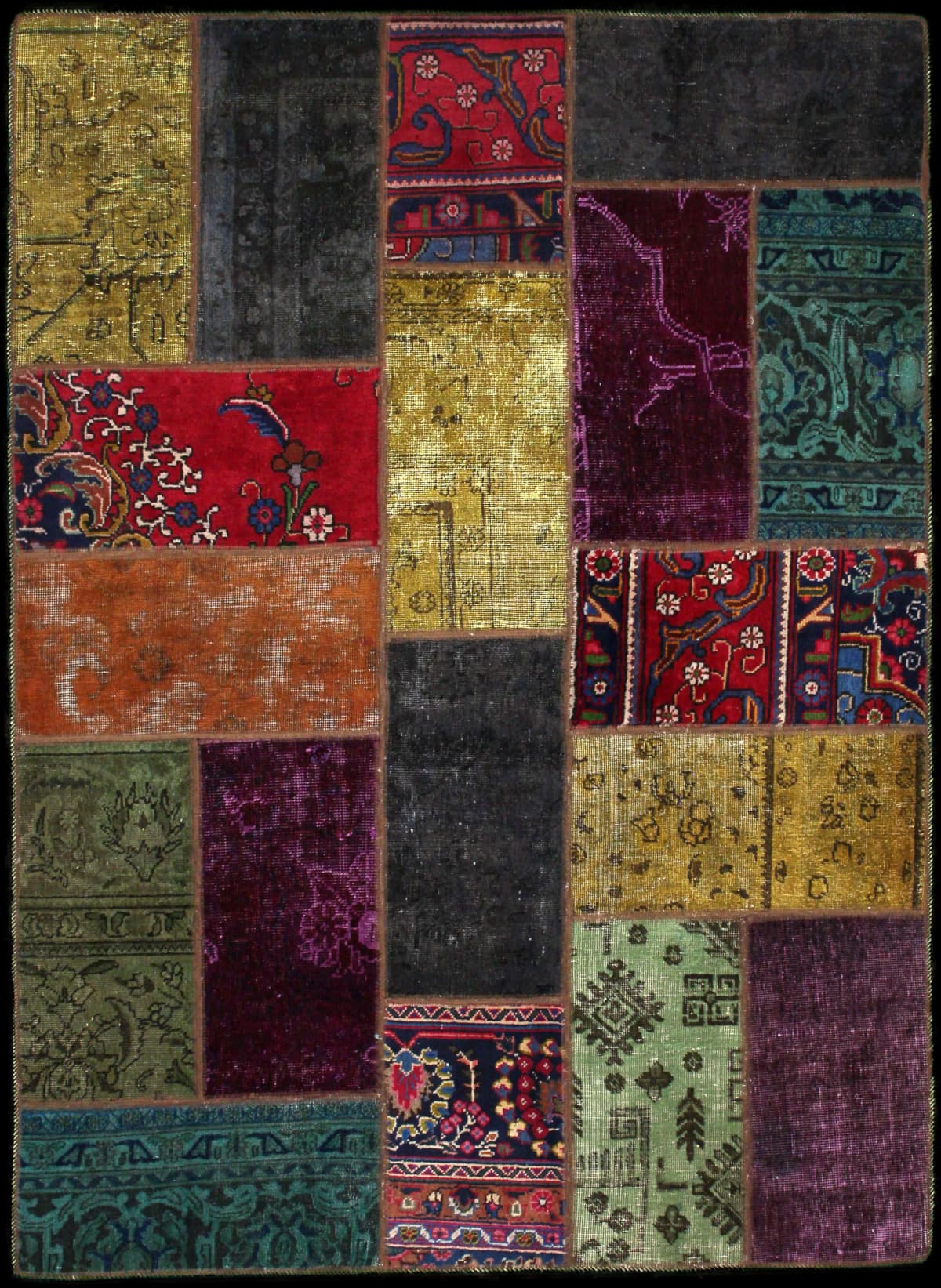 alfombra persa de estilo patchwork en dimensiones 210 centímetros de largo por 153 centímetros de ancho