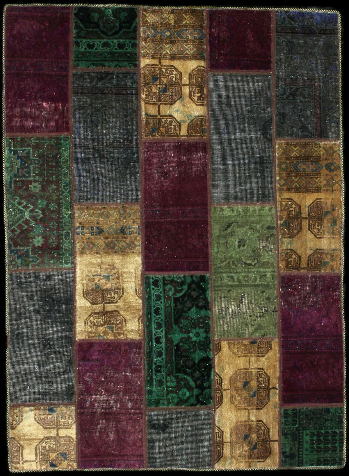 alfombra persa de estilo patchwork en dimensiones 210 centímetros de largo por 153 centímetros de ancho con colores principalmente verde y amarillo