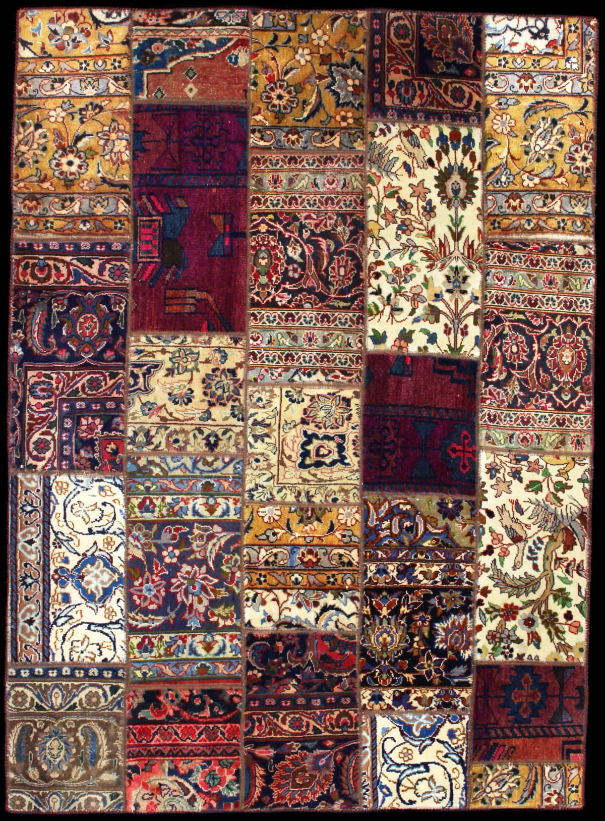 alfombra persa de estilo patchwork en dimensiones 207 centímetros de largo por 151 centímetros de ancho con colores principalmente rojo y amarillo