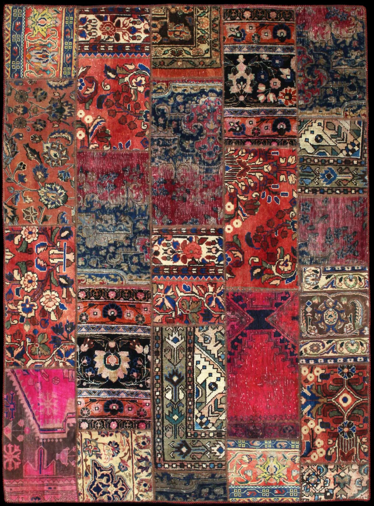 alfombra persa de estilo patchwork en dimensiones 204 centímetros de largo por 151 centímetros de ancho con colores principalmente rojo