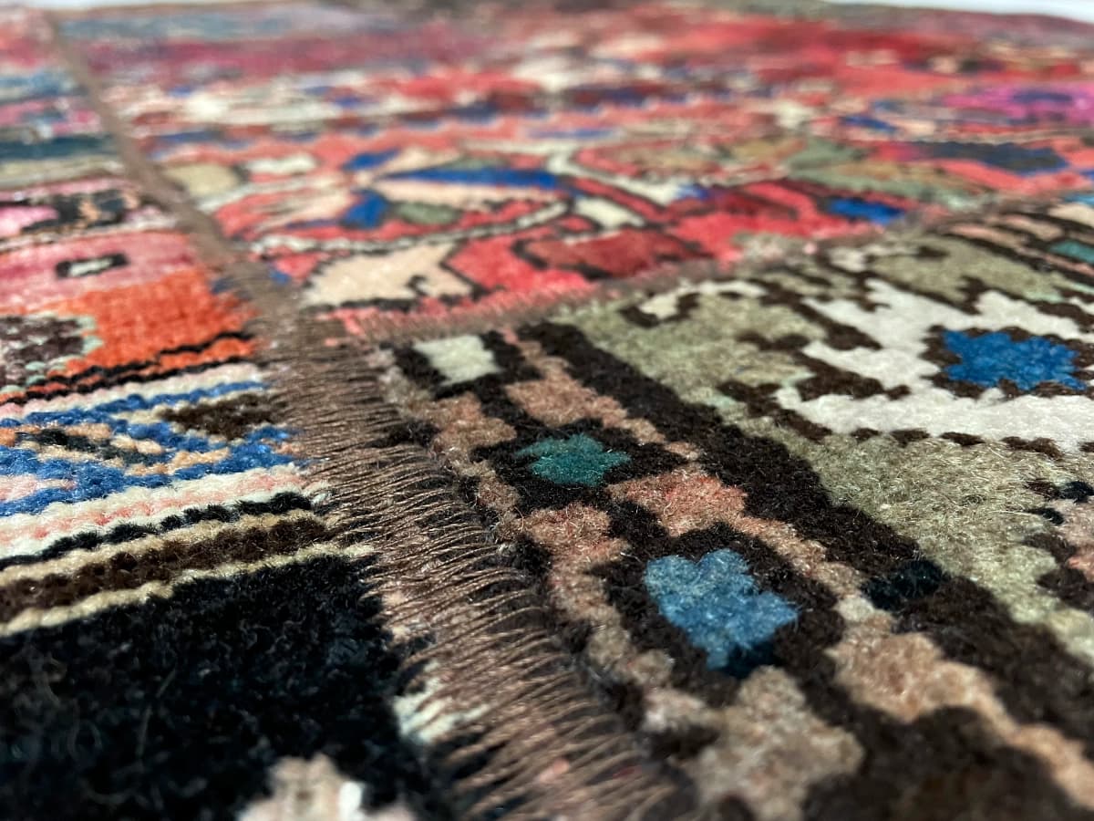 Persischer Patchwork-Teppich Rey, 151x204 cm, überwiegend in Rot — Nahaufnahme der Textur