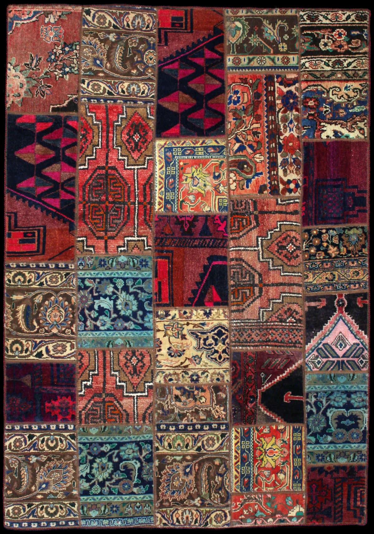 alfombra persa de estilo patchwork en dimensiones 200 centímetros de largo por 147 centímetros de ancho con colores principalmente rojo y colorido