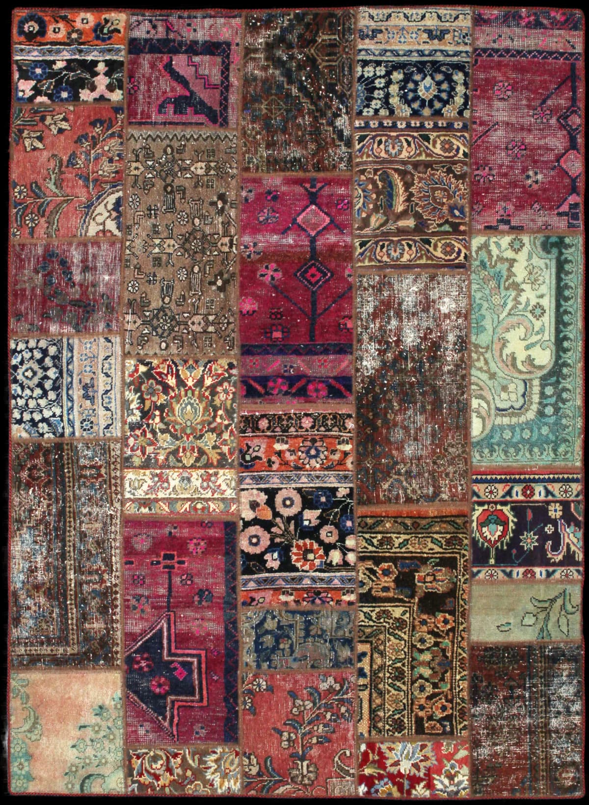 alfombra persa de estilo patchwork en dimensiones 206 centímetros de largo por 152 centímetros de ancho con colores principalmente rojo y morado