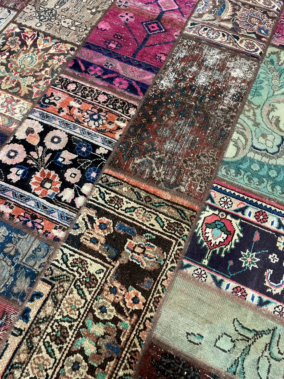 Tapis patchwork persan Rey, 152x206 cm, principalement rouge et violet — Gros plan de la texture