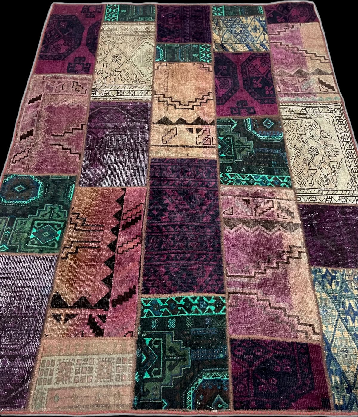 Persischer Patchwork-Teppich Rey, 150x206 cm, überwiegend in Grün und Lila — Perspektive